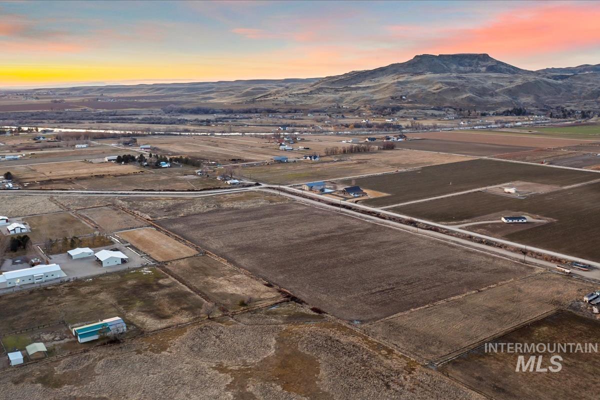 3680 Lexington Ln, Emmett, Idaho 83617, 3 Bedrooms, 3 Bathrooms, Residential For Sale, Price $1,054,763, 98970548