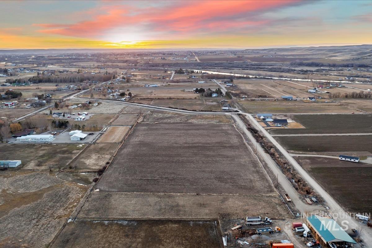 3680 Lexington Ln, Emmett, Idaho 83617, 3 Bedrooms, 3 Bathrooms, Residential For Sale, Price $1,054,763, 98970548