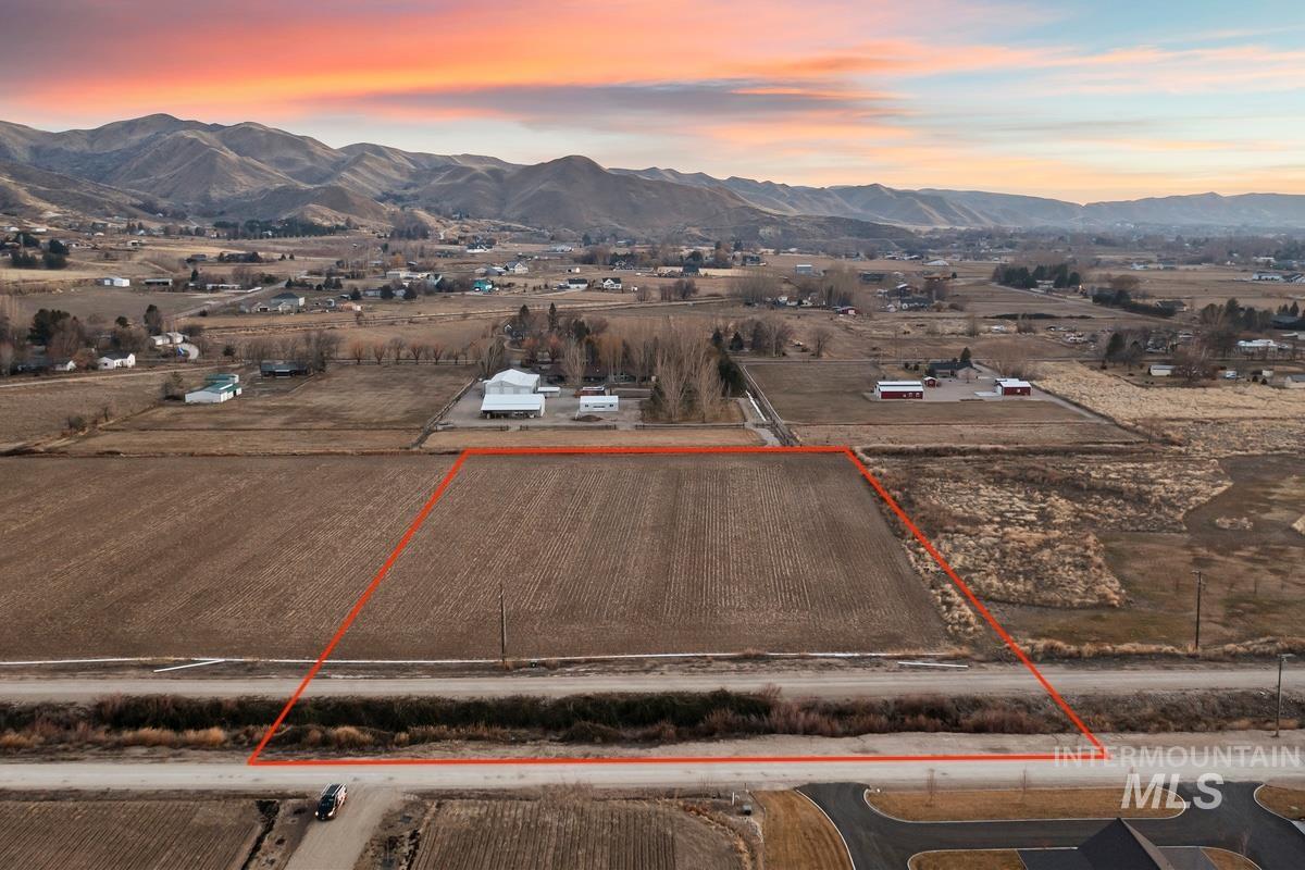 3660 Lexington Ln, Emmett, Idaho 83617, 3 Bedrooms, 2.5 Bathrooms, Residential For Sale, Price $1,088,083, 98970550