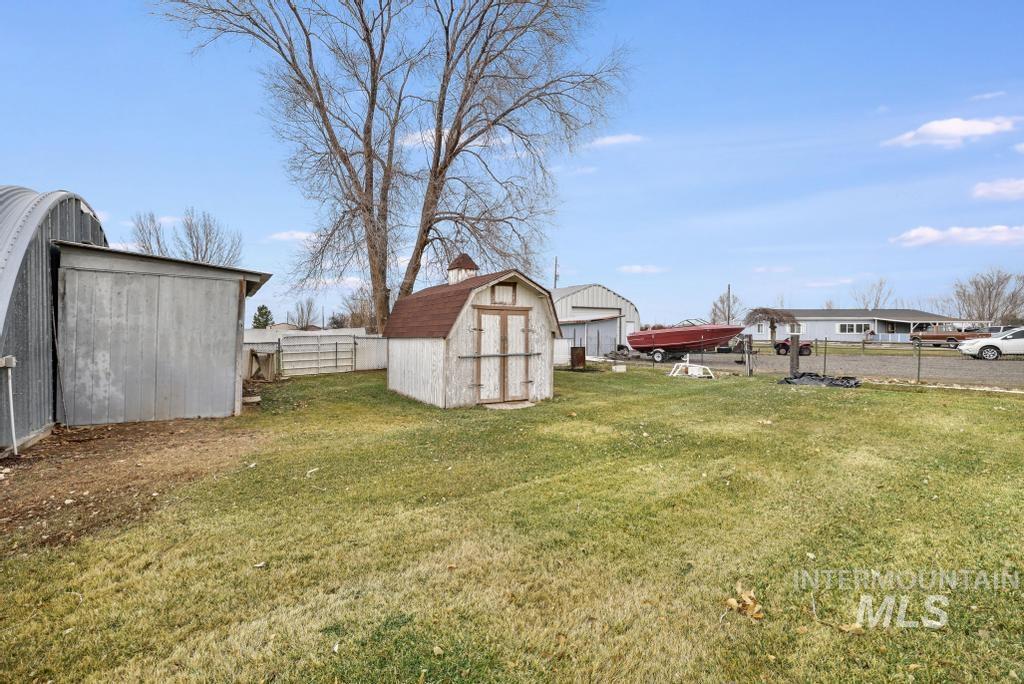 View of yard featuring a shed