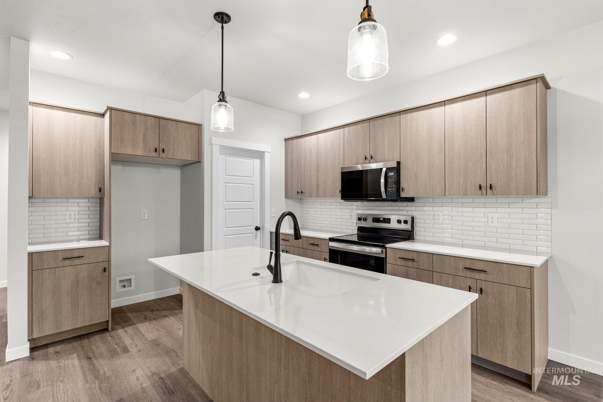 936 N Mirror Creek Way, Meridian, Idaho 83642, 3 Bedrooms, 2.5 Bathrooms, Residential For Sale, Price $464,990,MLS 98970559