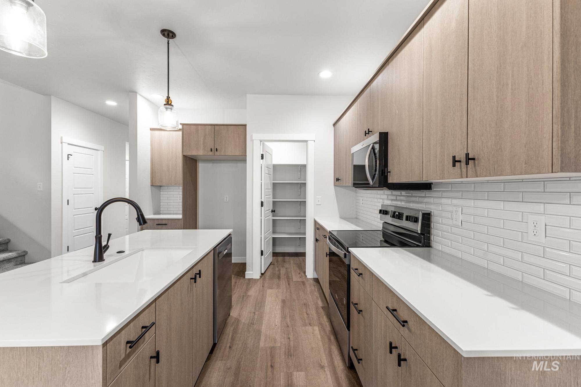 936 N Mirror Creek Way, Meridian, Idaho 83642, 3 Bedrooms, 2.5 Bathrooms, Residential For Sale, Price $464,990,MLS 98970559