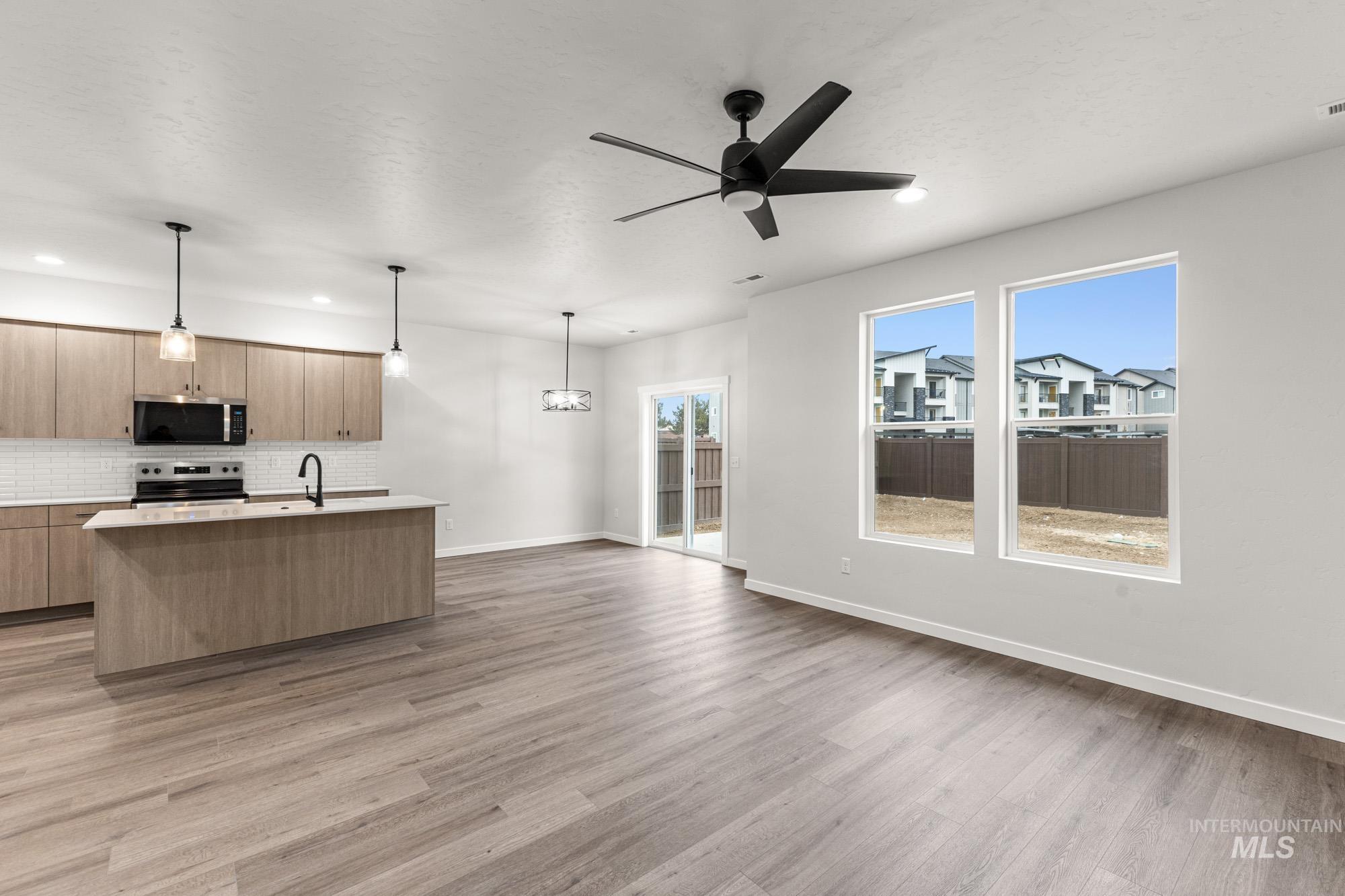 936 N Mirror Creek Way, Meridian, Idaho 83642, 3 Bedrooms, 2.5 Bathrooms, Residential For Sale, Price $464,990,MLS 98970559