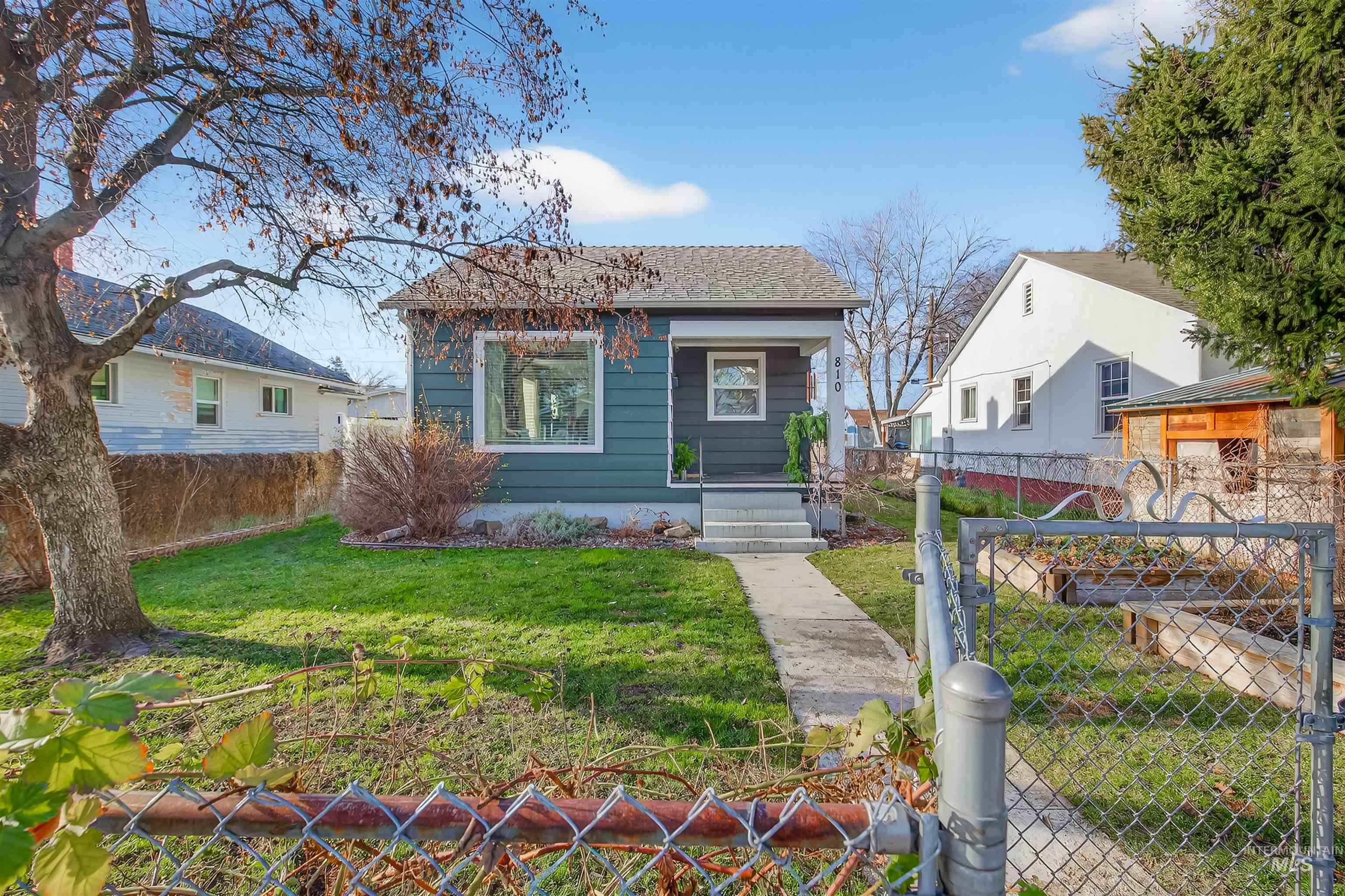 Bungalow with a gate