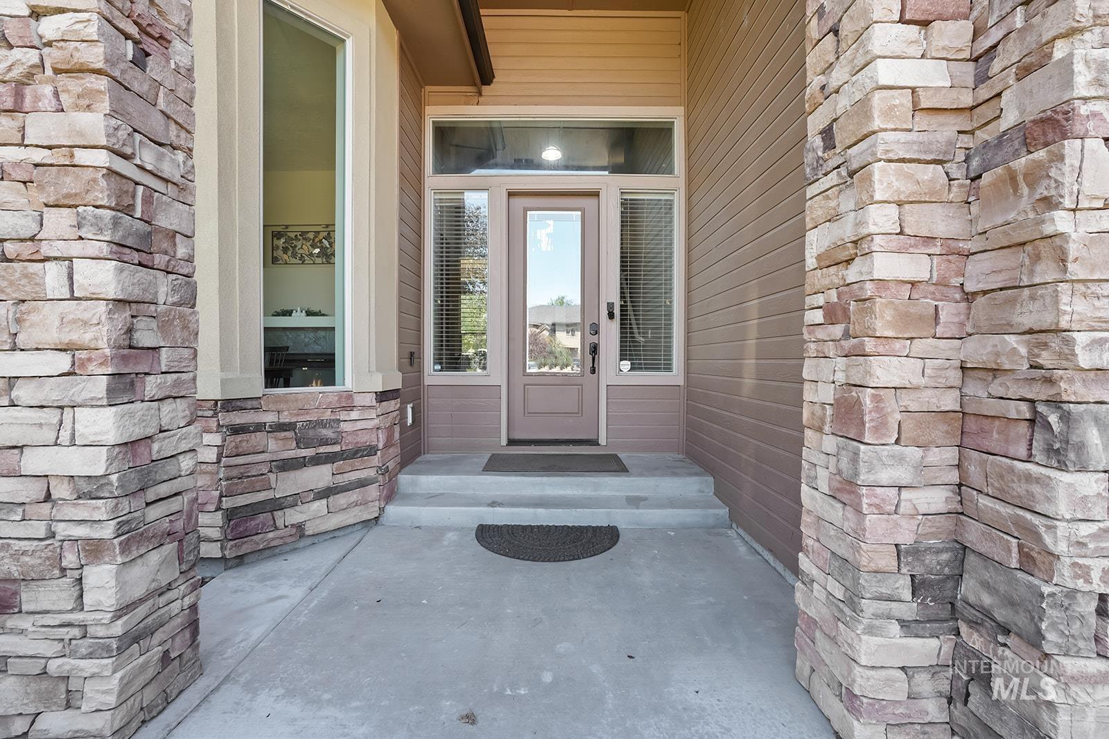 5327 N Red Hills Pl., Meridian, Idaho 83646, 4 Bedrooms, 2.5 Bathrooms, Residential For Sale, Price $699,999,MLS 98970593