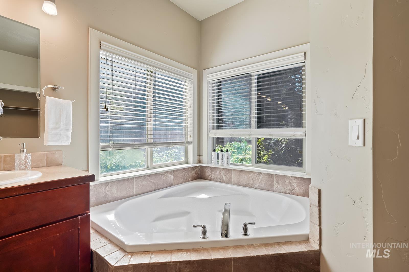 5327 N Red Hills Pl., Meridian, Idaho 83646, 4 Bedrooms, 2.5 Bathrooms, Residential For Sale, Price $699,999,MLS 98970593