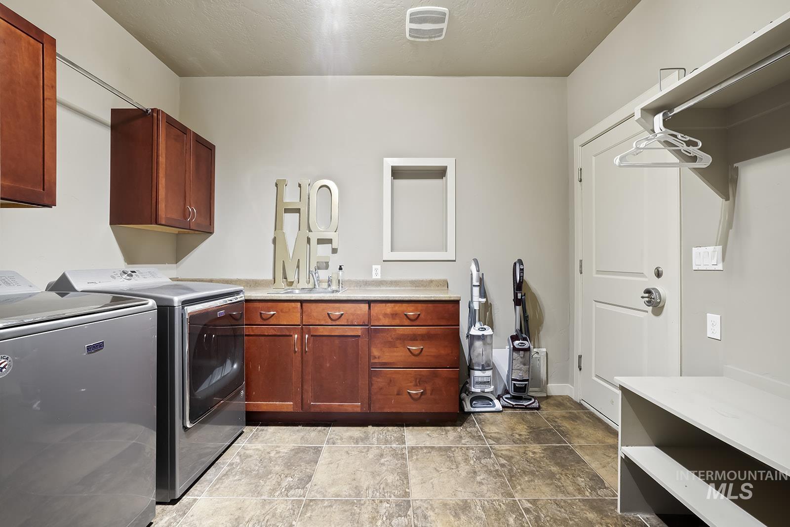 5327 N Red Hills Pl., Meridian, Idaho 83646, 4 Bedrooms, 2.5 Bathrooms, Residential For Sale, Price $699,999,MLS 98970593