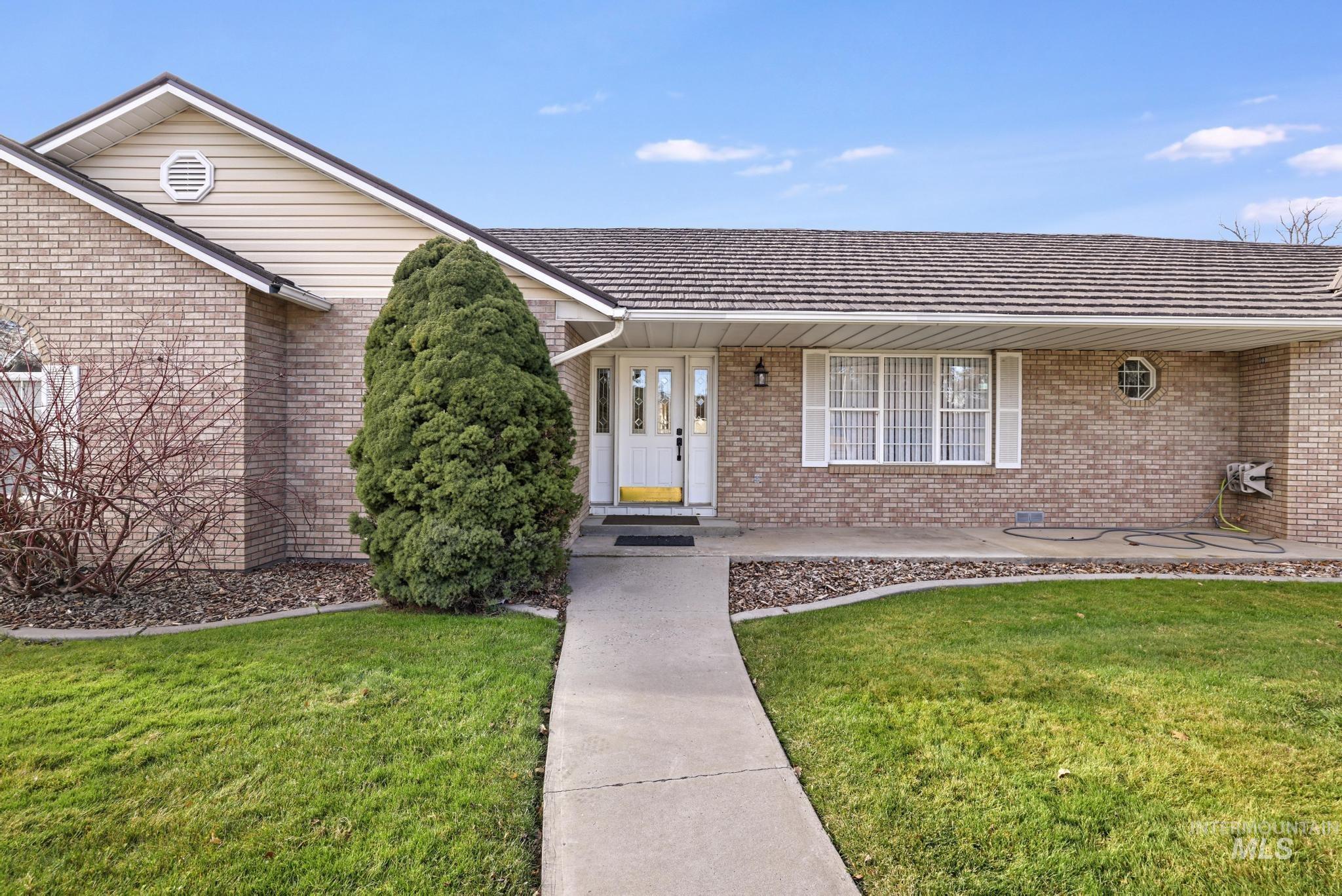 360 E Main, Hagerman, Idaho 83332, 3 Bedrooms, 2.5 Bathrooms, Residential For Sale, Price $520,000, 98970603