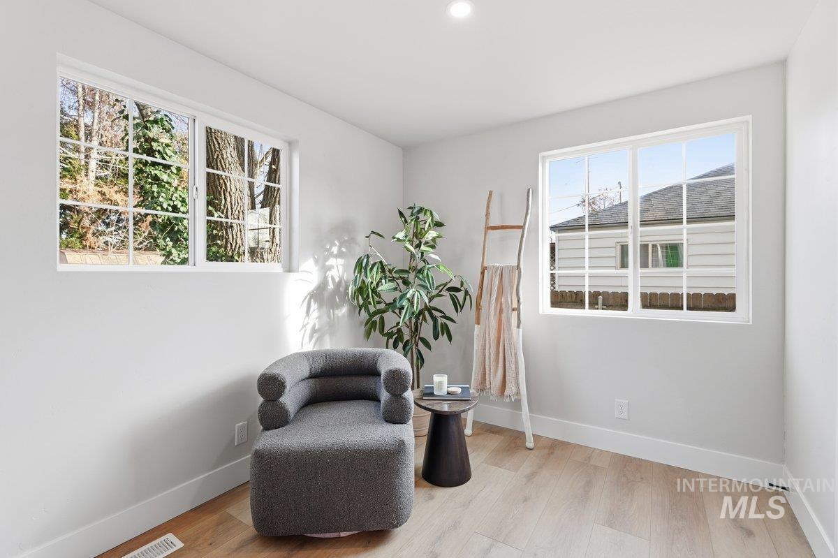 Sitting area or workspace in primary