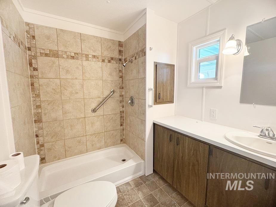 Bathroom with vanity and washtub / shower combination