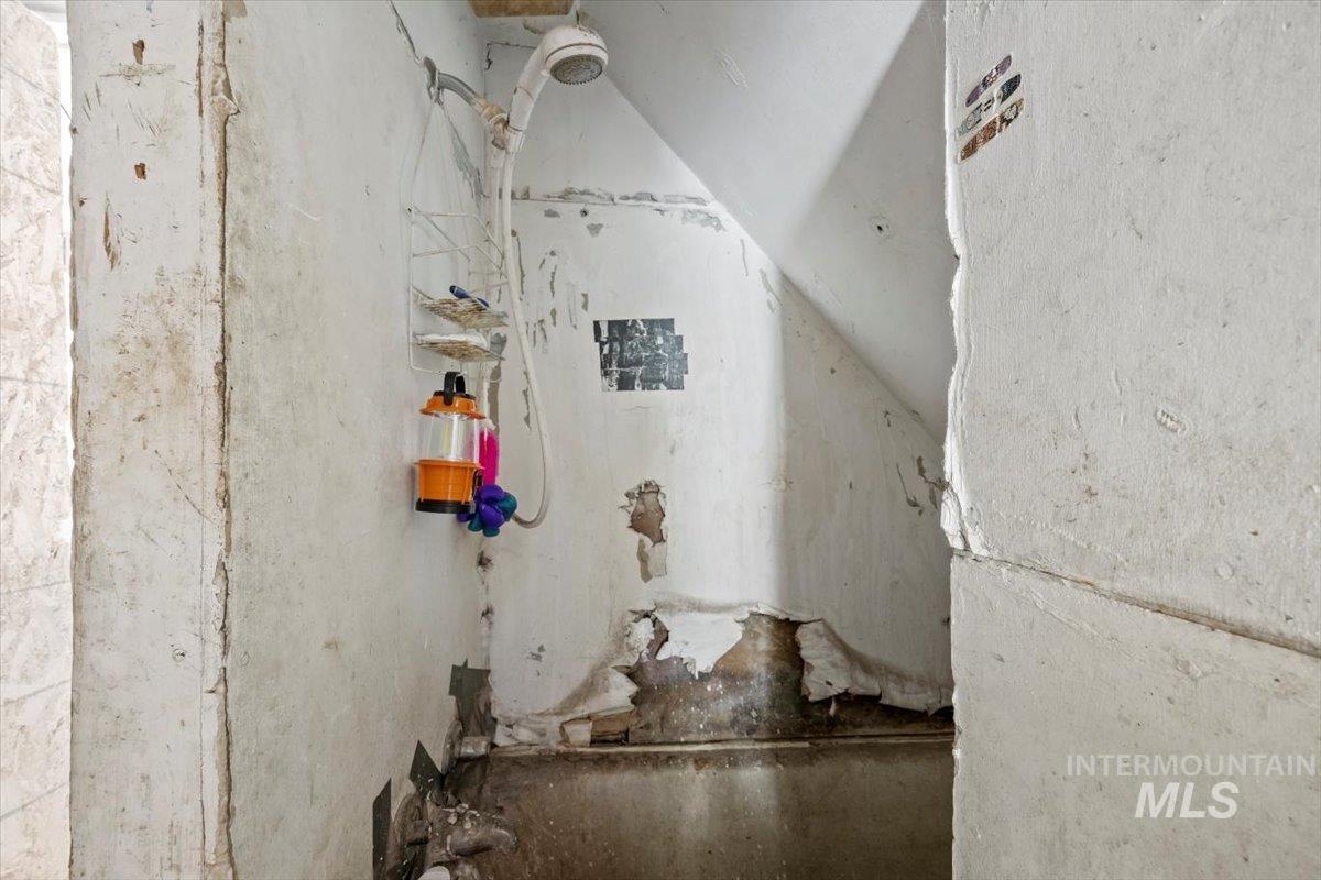 555 14th St, Vale, Oregon 97918-9606, 2 Bedrooms, 1 Bathroom, Residential For Sale, Price $99,999, 98970692