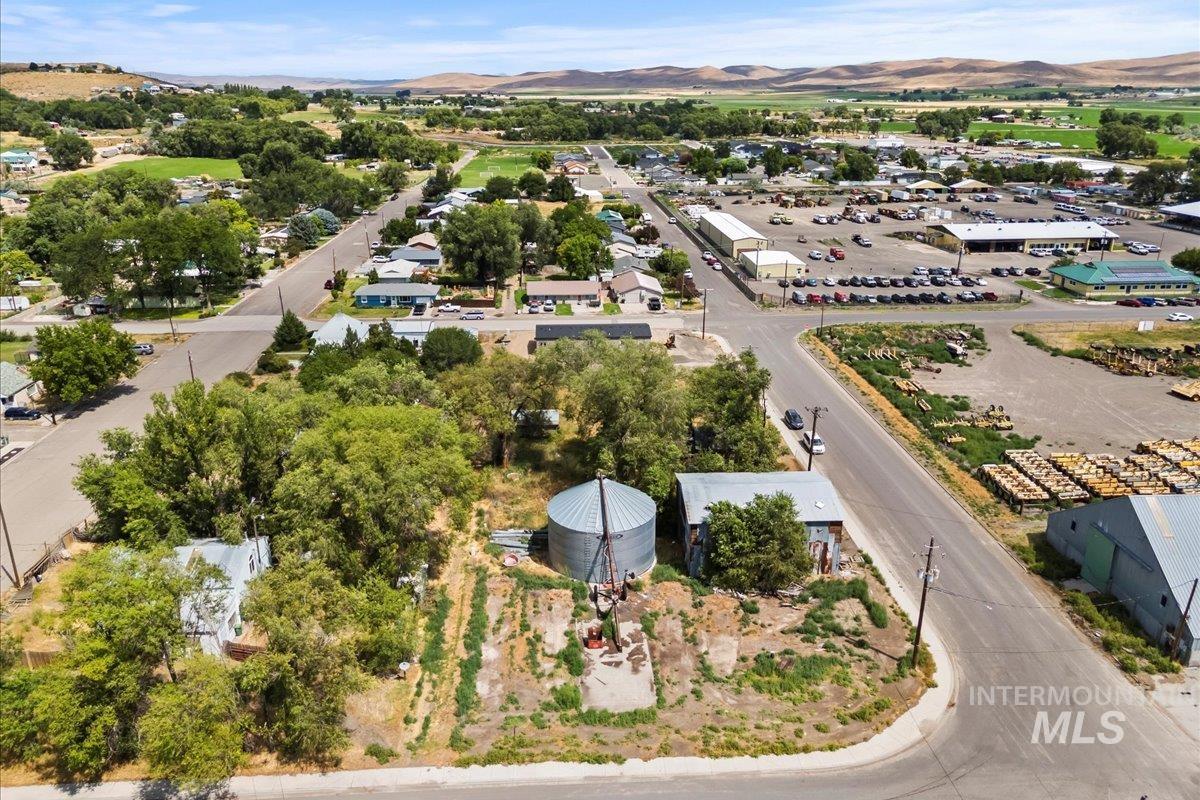 555 14th St, Vale, Oregon 97918-9606, 2 Bedrooms, 1 Bathroom, Residential For Sale, Price $99,999, 98970692