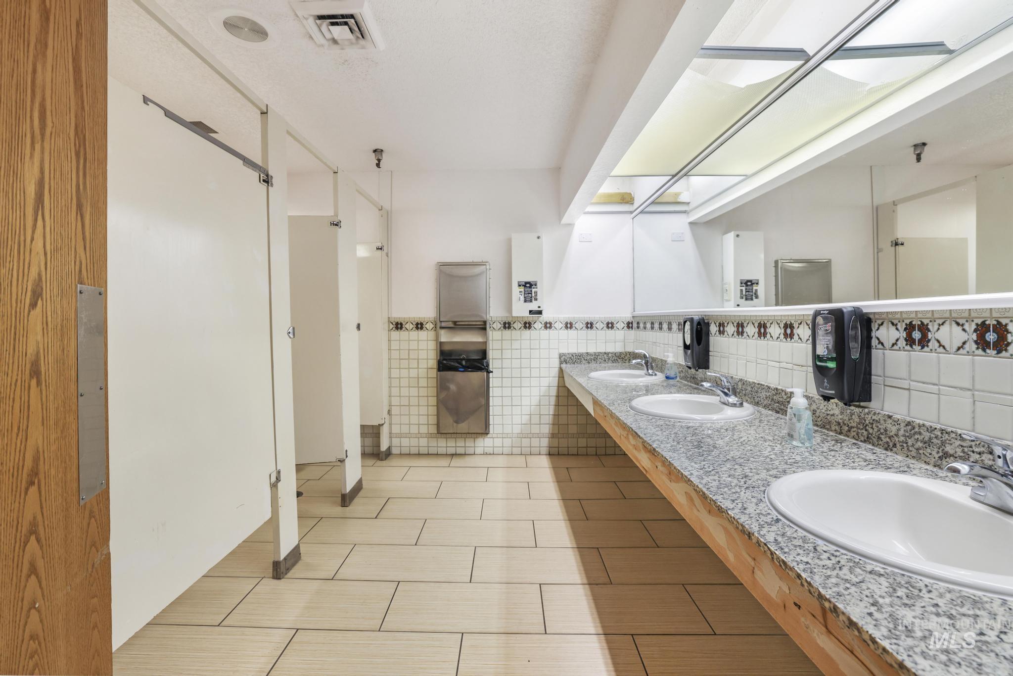 1351 Blue Lakes Blvd, Twin Falls, Idaho 83301, 3 Rooms, Business/Commercial For Sale, Price $39,000,MLS 98970696