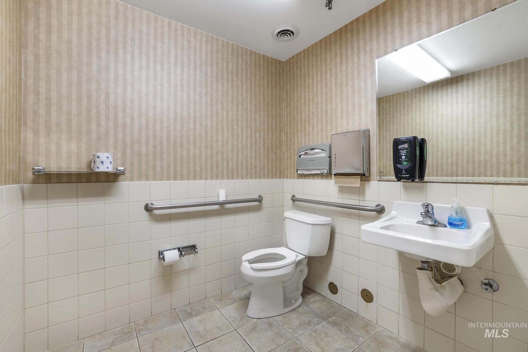 1351 Blue Lakes Blvd, Twin Falls, Idaho 83301, 3 Rooms, Business/Commercial For Sale, Price $39,000,MLS 98970696