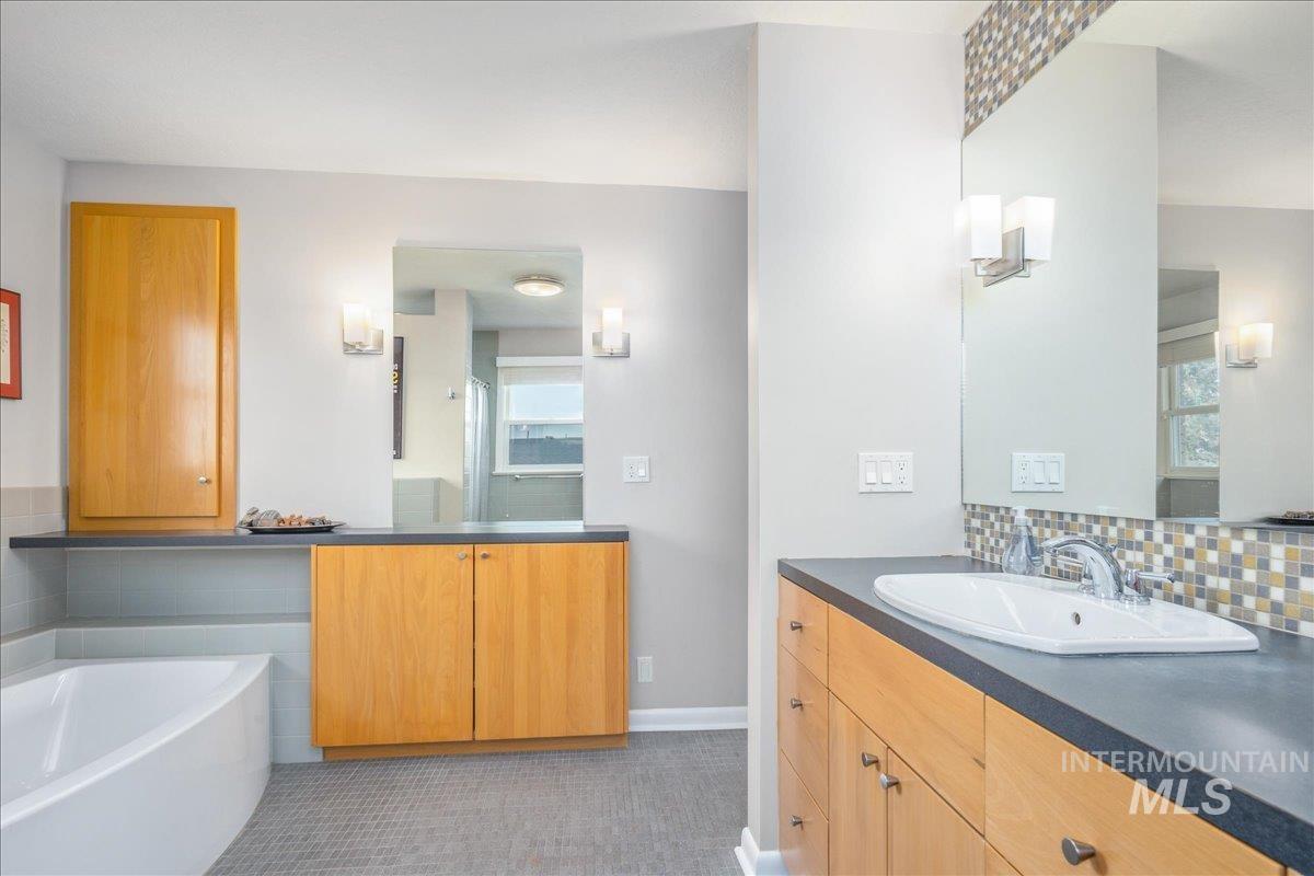 92 W Horizon Dr, Boise, Idaho 83702, 3 Bedrooms, 2 Bathrooms, Residential For Sale, Price $919,900, 98970725