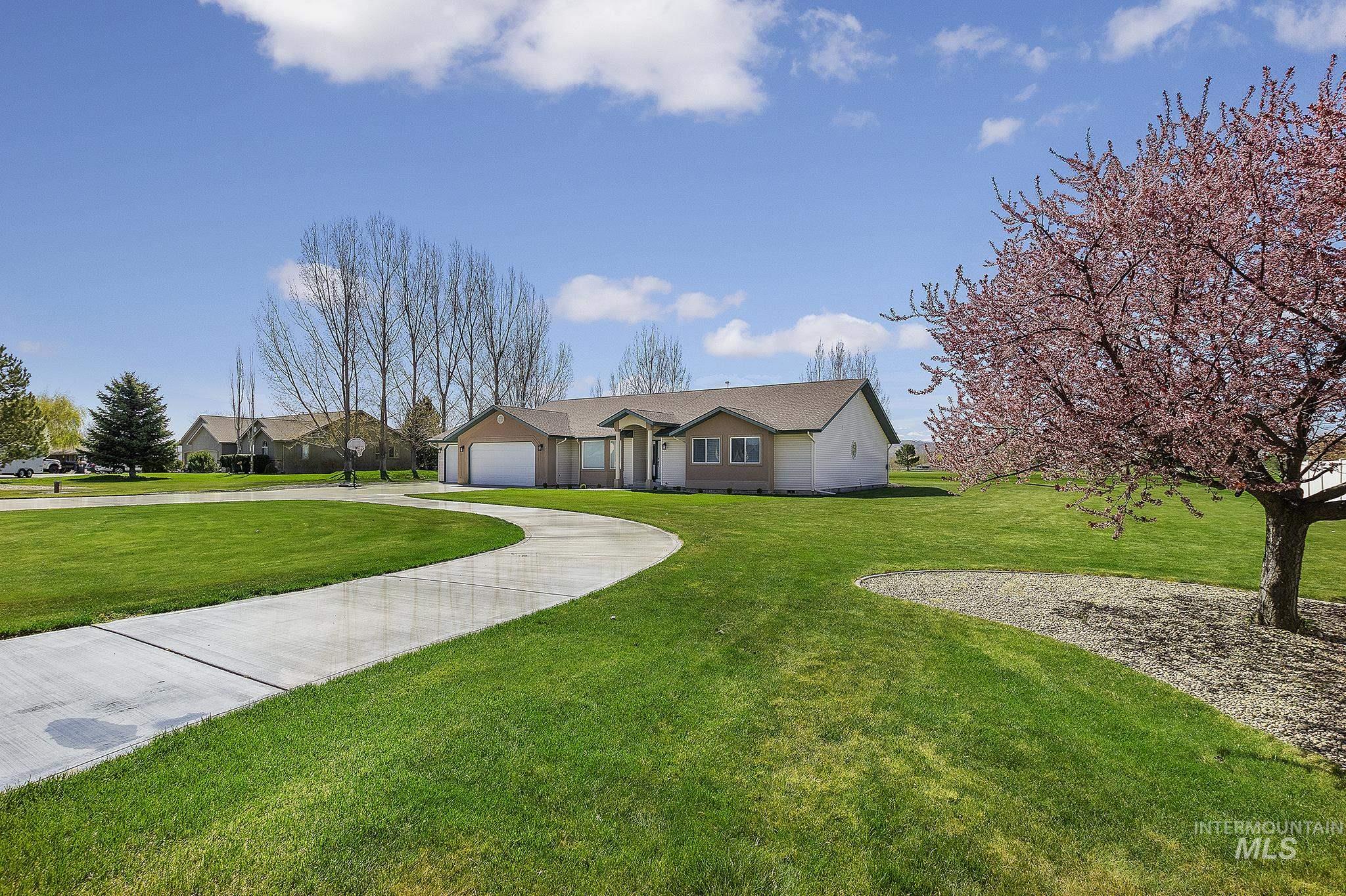 Ranch-style house with a front lawn, a garage, and concrete driveway
