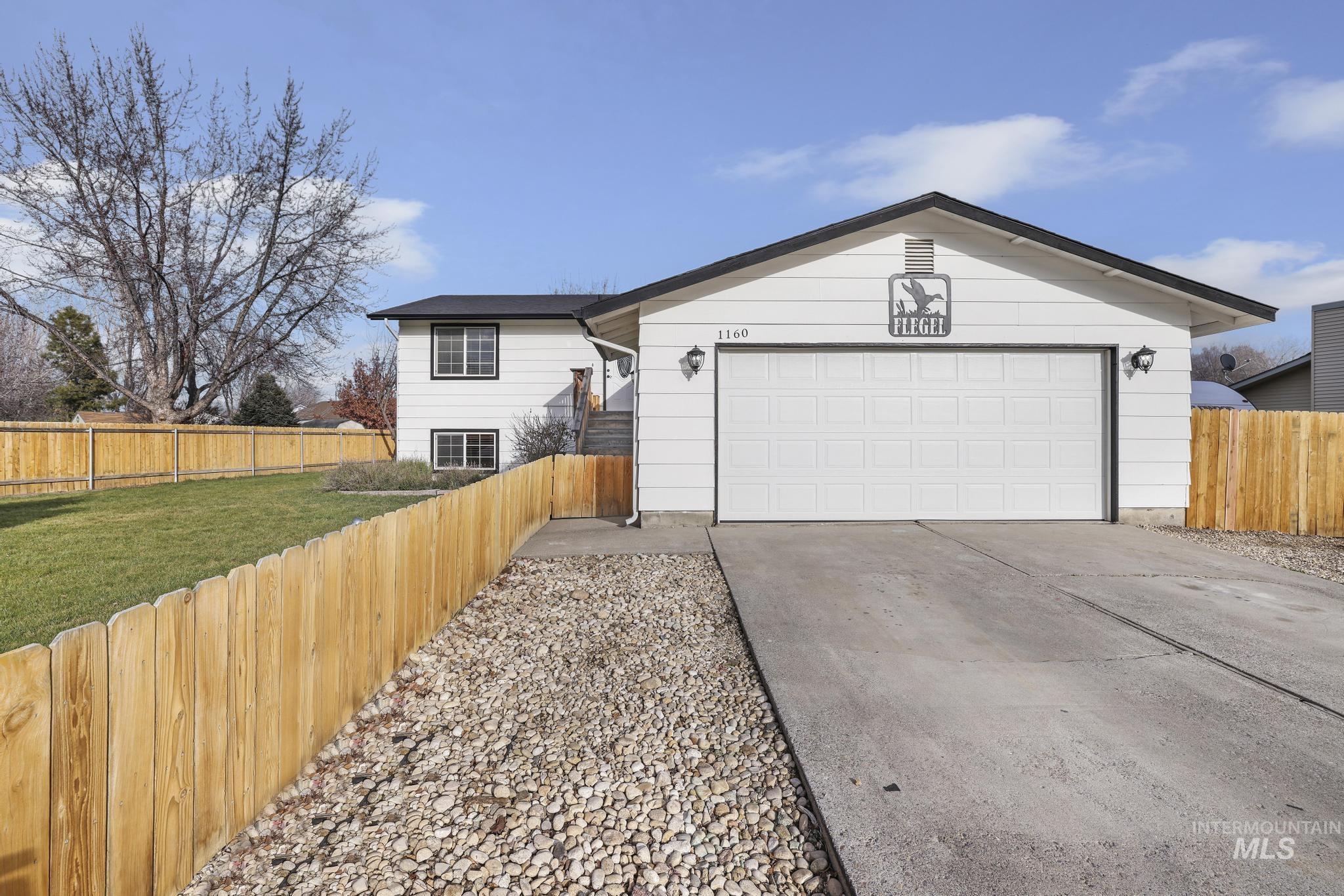 Ranch-style house with driveway
