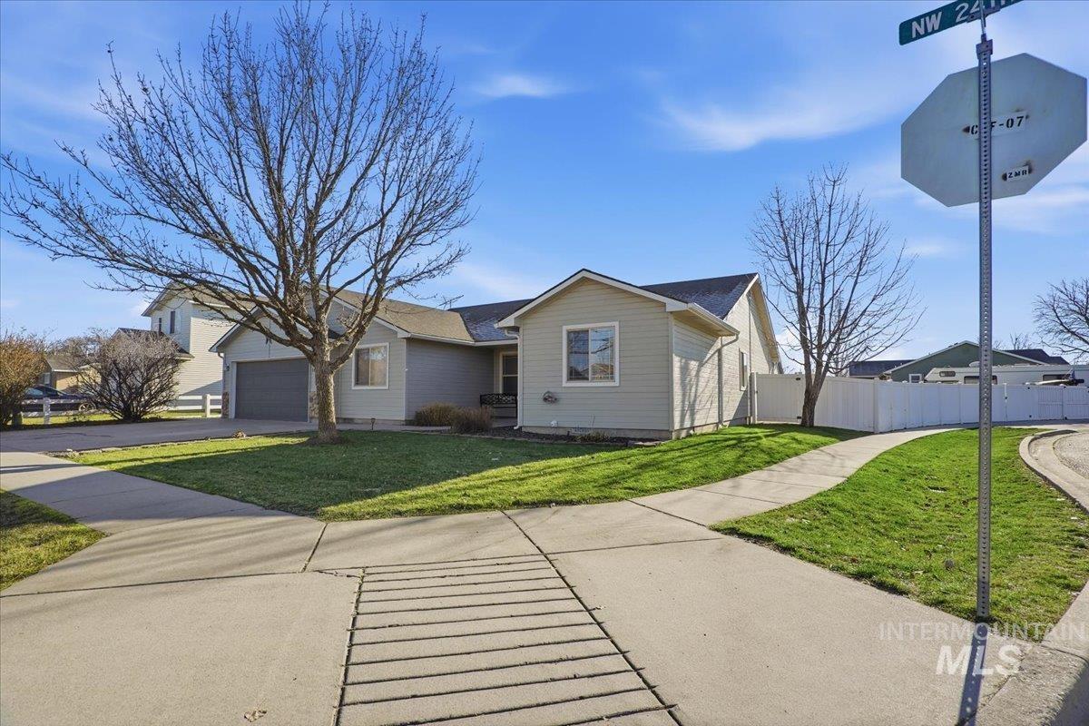 1012 NW 24th St, Fruitland, Idaho 83619-0000, 3 Bedrooms, 2 Bathrooms, Residential For Sale, Price $379,000,MLS 98970734