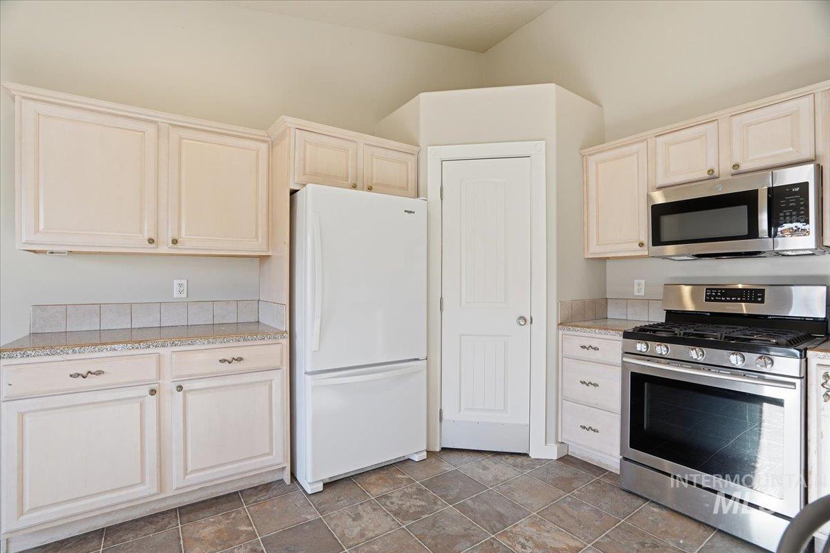 1012 NW 24th St, Fruitland, Idaho 83619-0000, 3 Bedrooms, 2 Bathrooms, Residential For Sale, Price $379,000,MLS 98970734