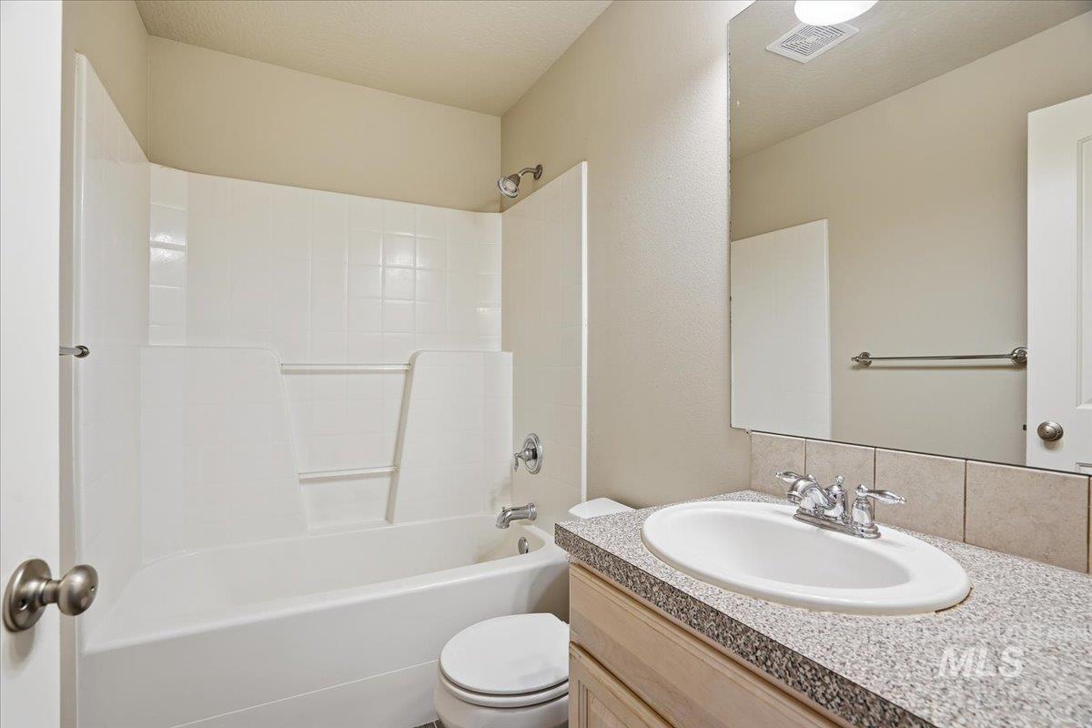 1012 NW 24th St, Fruitland, Idaho 83619-0000, 3 Bedrooms, 2 Bathrooms, Residential For Sale, Price $379,000,MLS 98970734