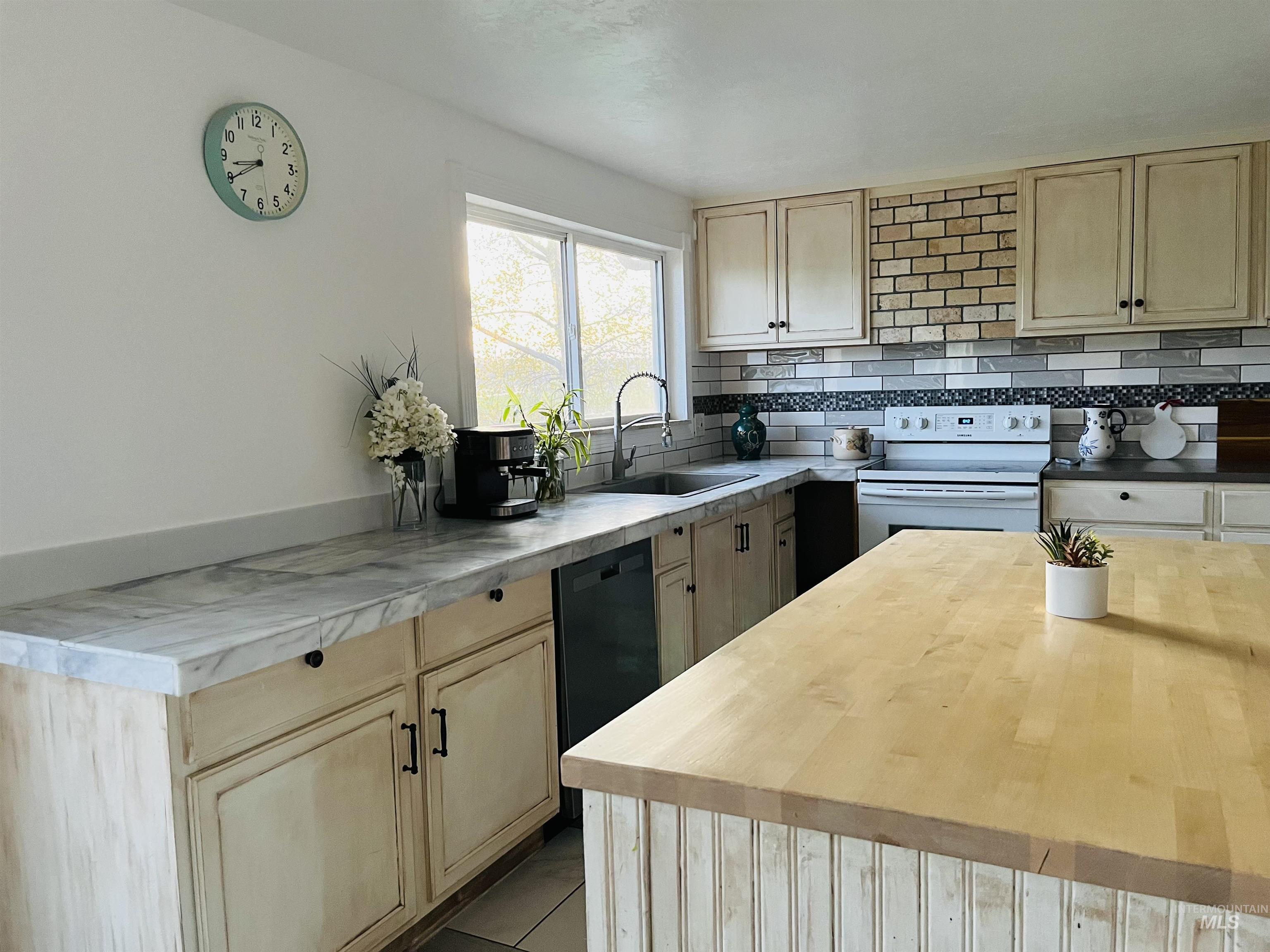 627 Sugar Ave, Ontario, Oregon 97914, 5 Bedrooms, 3 Bathrooms, Residential For Sale, Price $549,000,MLS 98970748