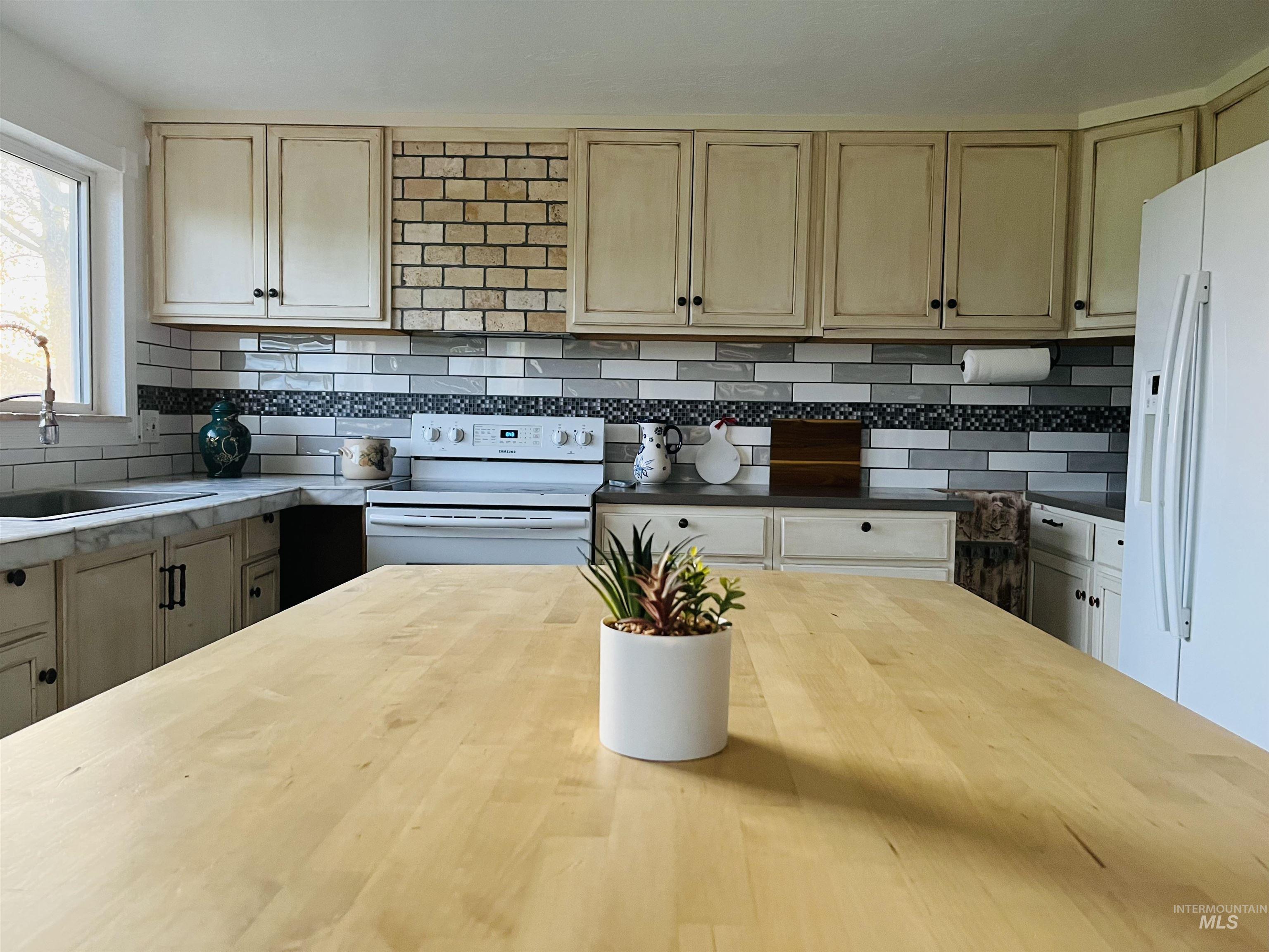 627 Sugar Ave, Ontario, Oregon 97914, 5 Bedrooms, 3 Bathrooms, Residential For Sale, Price $549,000,MLS 98970748