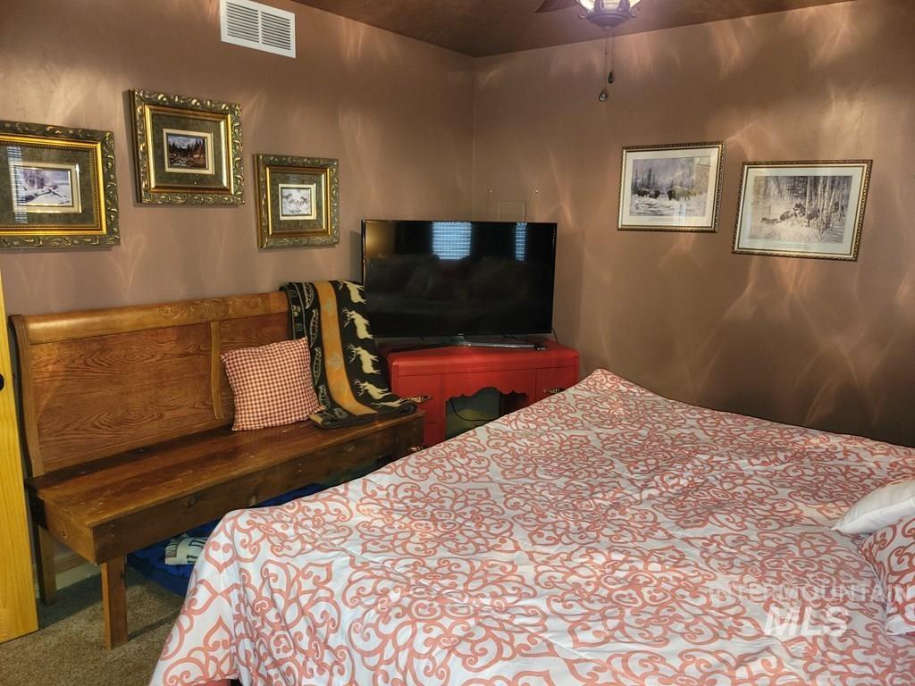 617 West Mountain Rd, Cascade, Idaho 83611, 2 Bedrooms, 2 Bathrooms, Residential For Sale, Price $529,900,MLS 98970754