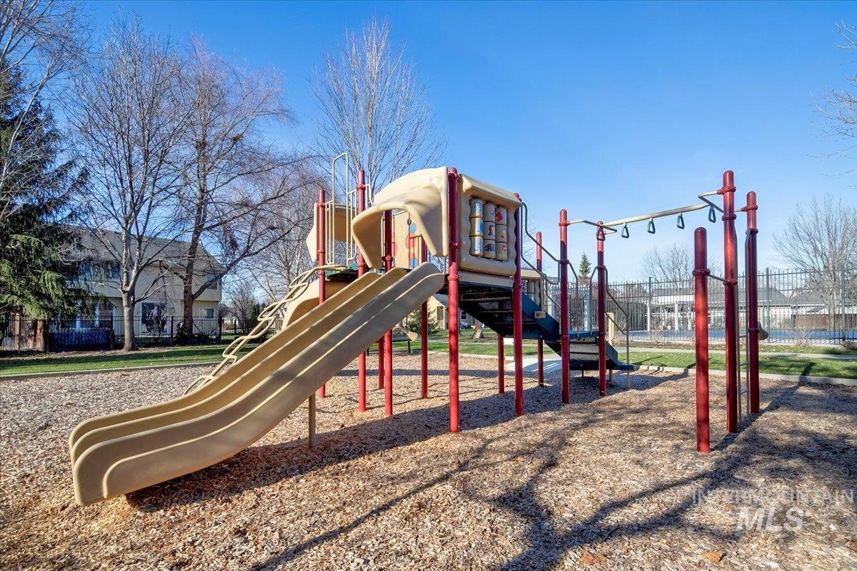 3965 N Heritage View Ave, Meridian, Idaho 83646, 3 Bedrooms, 2.5 Bathrooms, Residential For Sale, Price $524,900,MLS 98970771