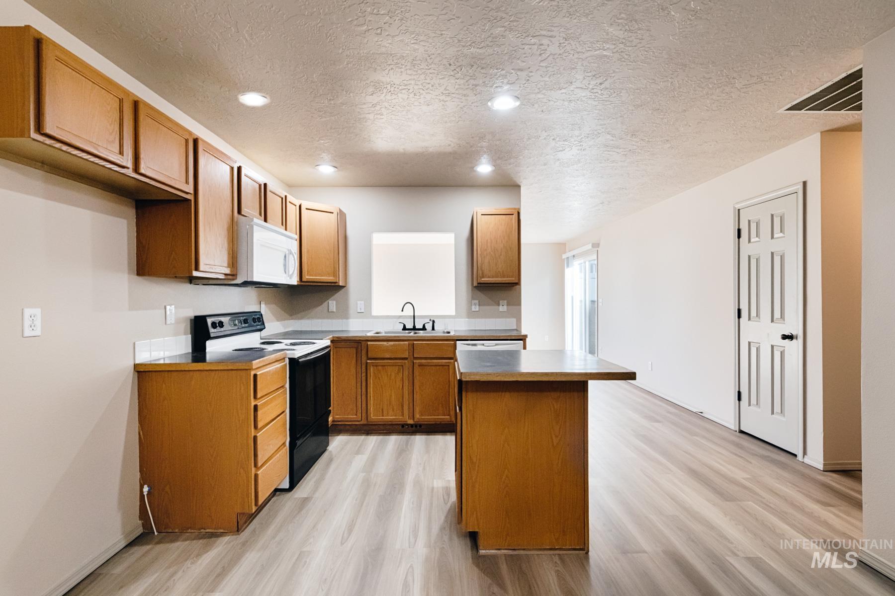 2829 Cougar, Nampa, Idaho 83687, 2 Bedrooms, 2 Bathrooms, Residential For Sale, Price $290,000,MLS 98970774