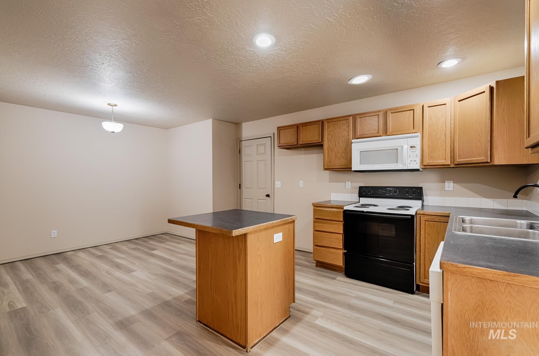 2829 Cougar, Nampa, Idaho 83687, 2 Bedrooms, 2 Bathrooms, Residential For Sale, Price $290,000,MLS 98970774