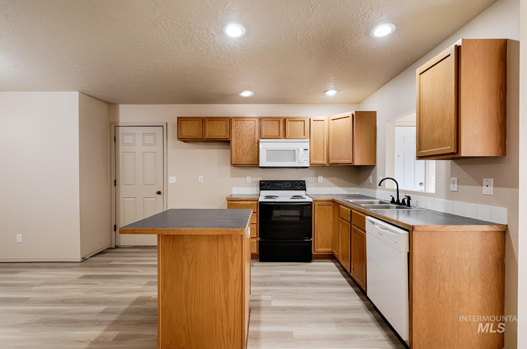 2829 Cougar, Nampa, Idaho 83687, 2 Bedrooms, 2 Bathrooms, Residential For Sale, Price $290,000,MLS 98970774