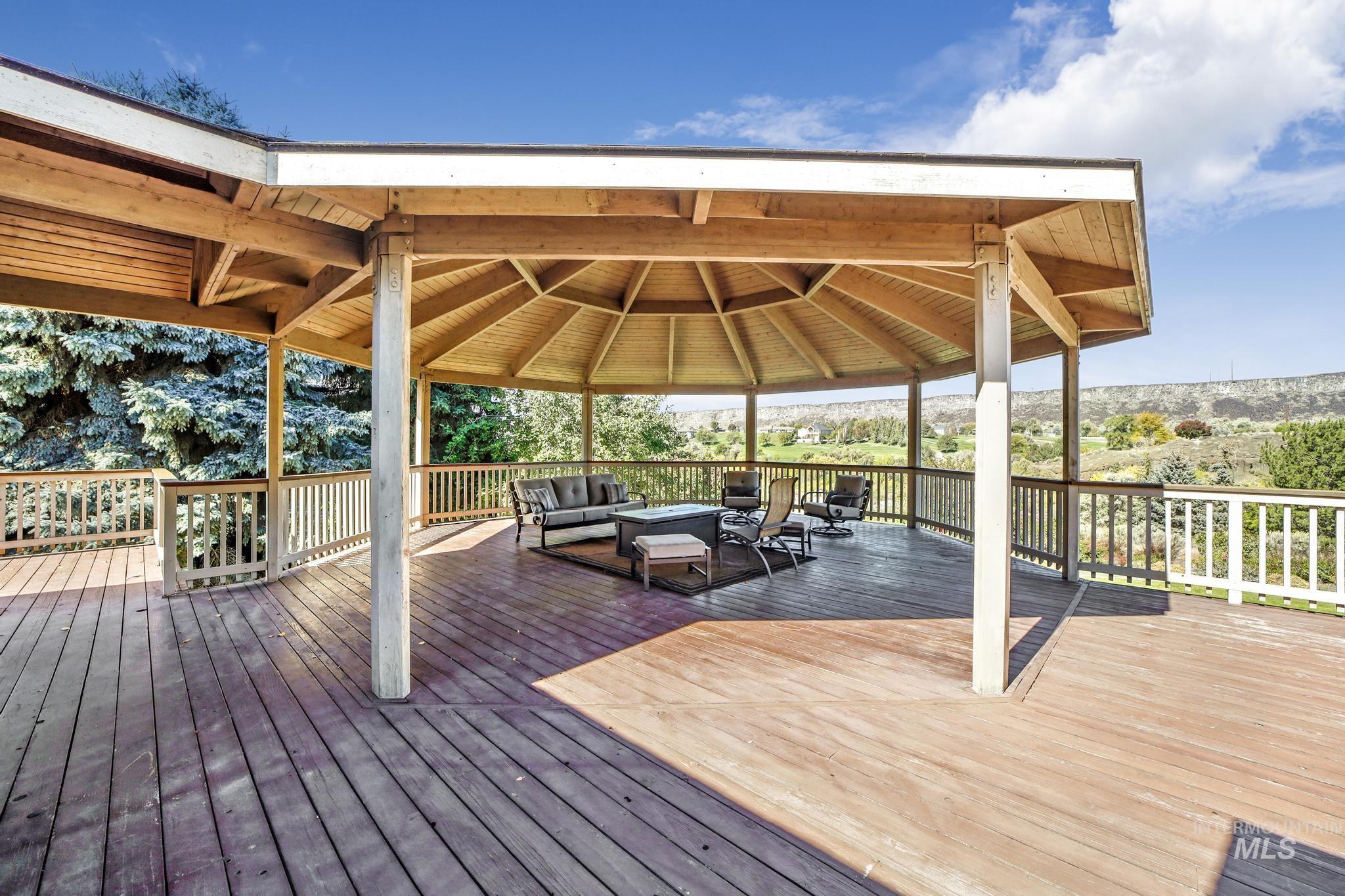 132 Country Club Drive, Buhl, Idaho 83316, 4 Bedrooms, 2.5 Bathrooms, Residential For Sale, Price $710,000,MLS 98970777