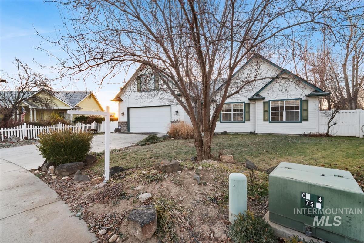 2213 E Celia Ct., Eagle, Idaho 83616, 3 Bedrooms, 3 Bathrooms, Residential For Sale, Price $539,900,MLS 98970778