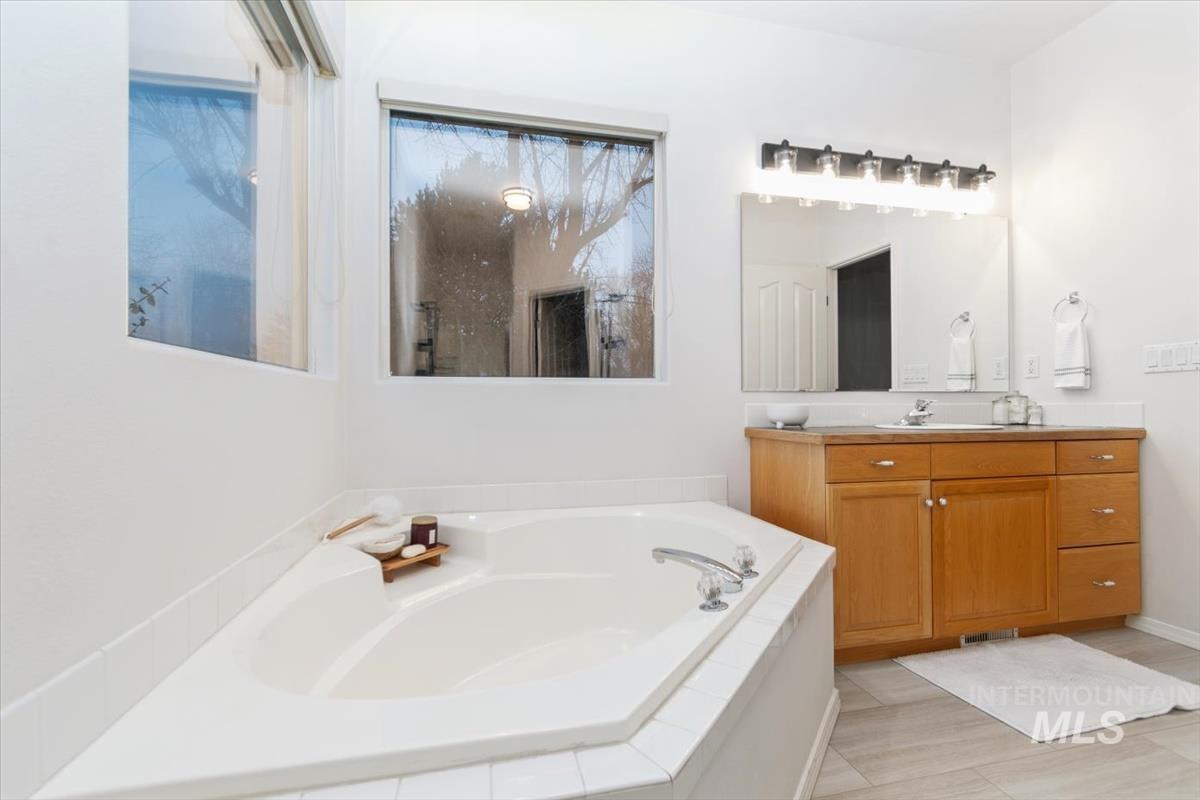 2213 E Celia Ct., Eagle, Idaho 83616, 3 Bedrooms, 3 Bathrooms, Residential For Sale, Price $539,900,MLS 98970778