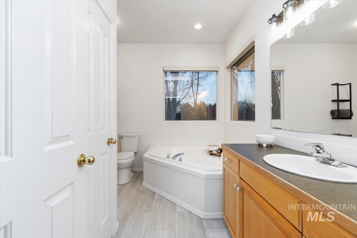 2213 E Celia Ct., Eagle, Idaho 83616, 3 Bedrooms, 3 Bathrooms, Residential For Sale, Price $539,900,MLS 98970778