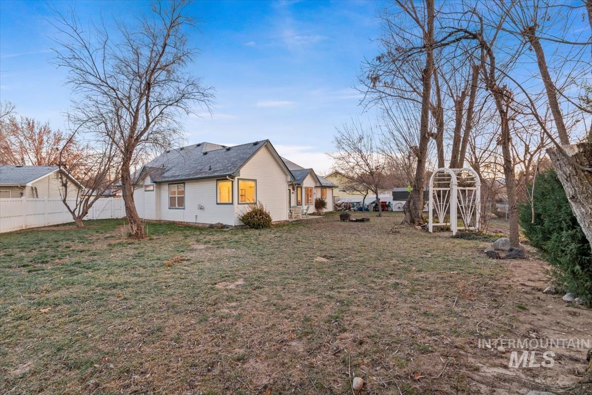 2213 E Celia Ct., Eagle, Idaho 83616, 3 Bedrooms, 3 Bathrooms, Residential For Sale, Price $539,900,MLS 98970778