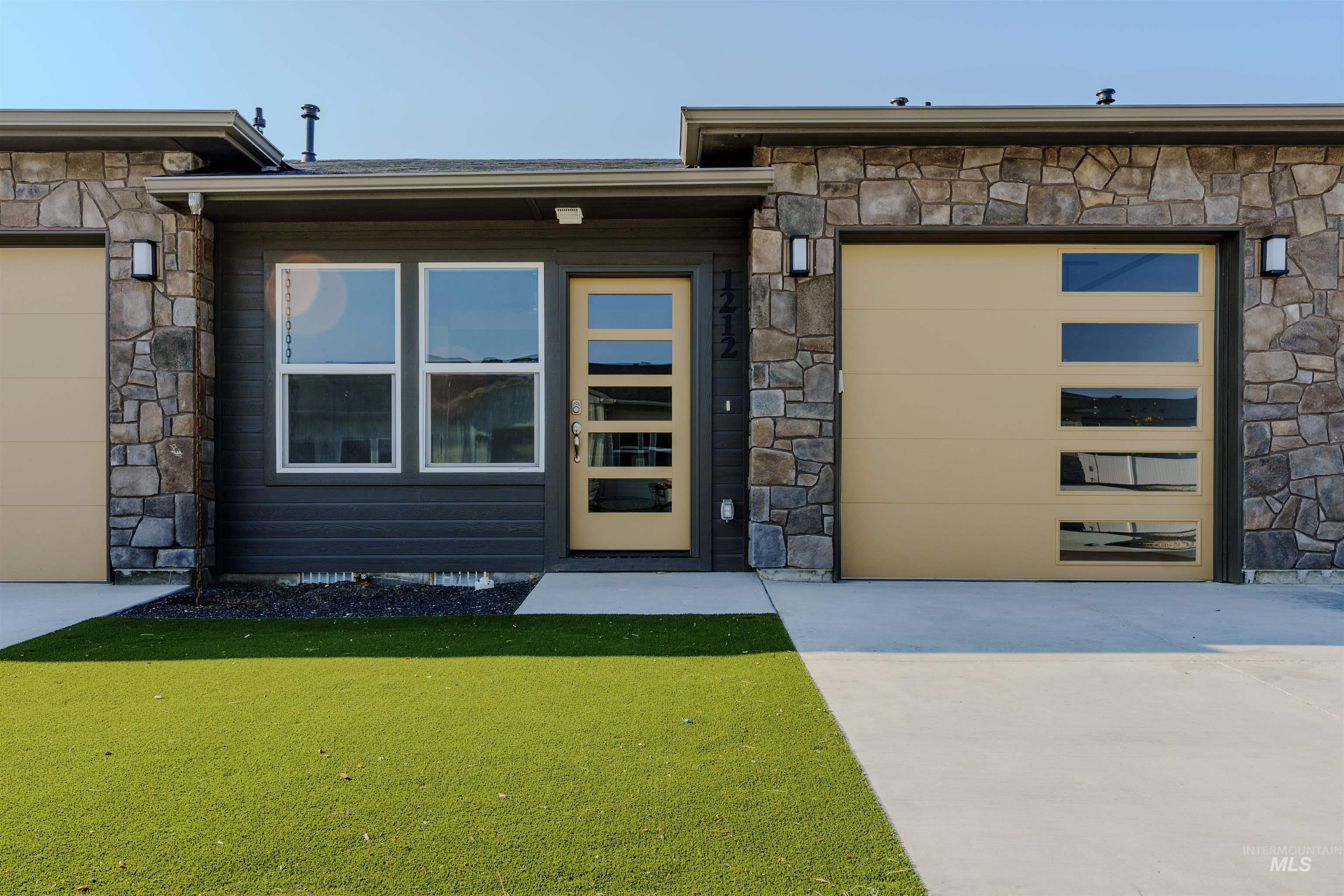 1212 Phillips Circle, Ontario, Oregon 97914-3905, 2 Bedrooms, 2 Bathrooms, Residential For Sale, Price $230,000,MLS 98970805