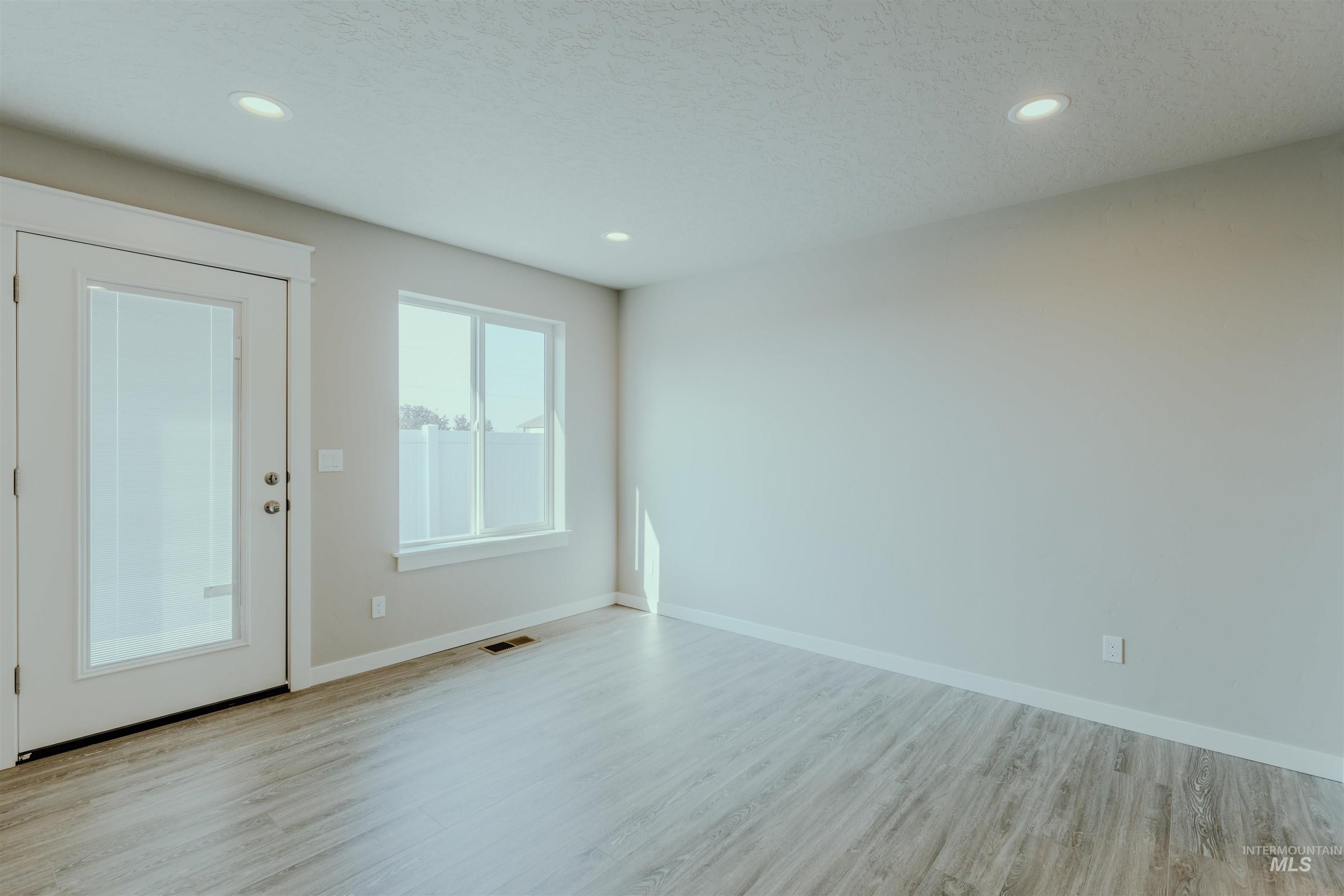 1212 Phillips Circle, Ontario, Oregon 97914-3905, 2 Bedrooms, 2 Bathrooms, Residential For Sale, Price $230,000,MLS 98970805