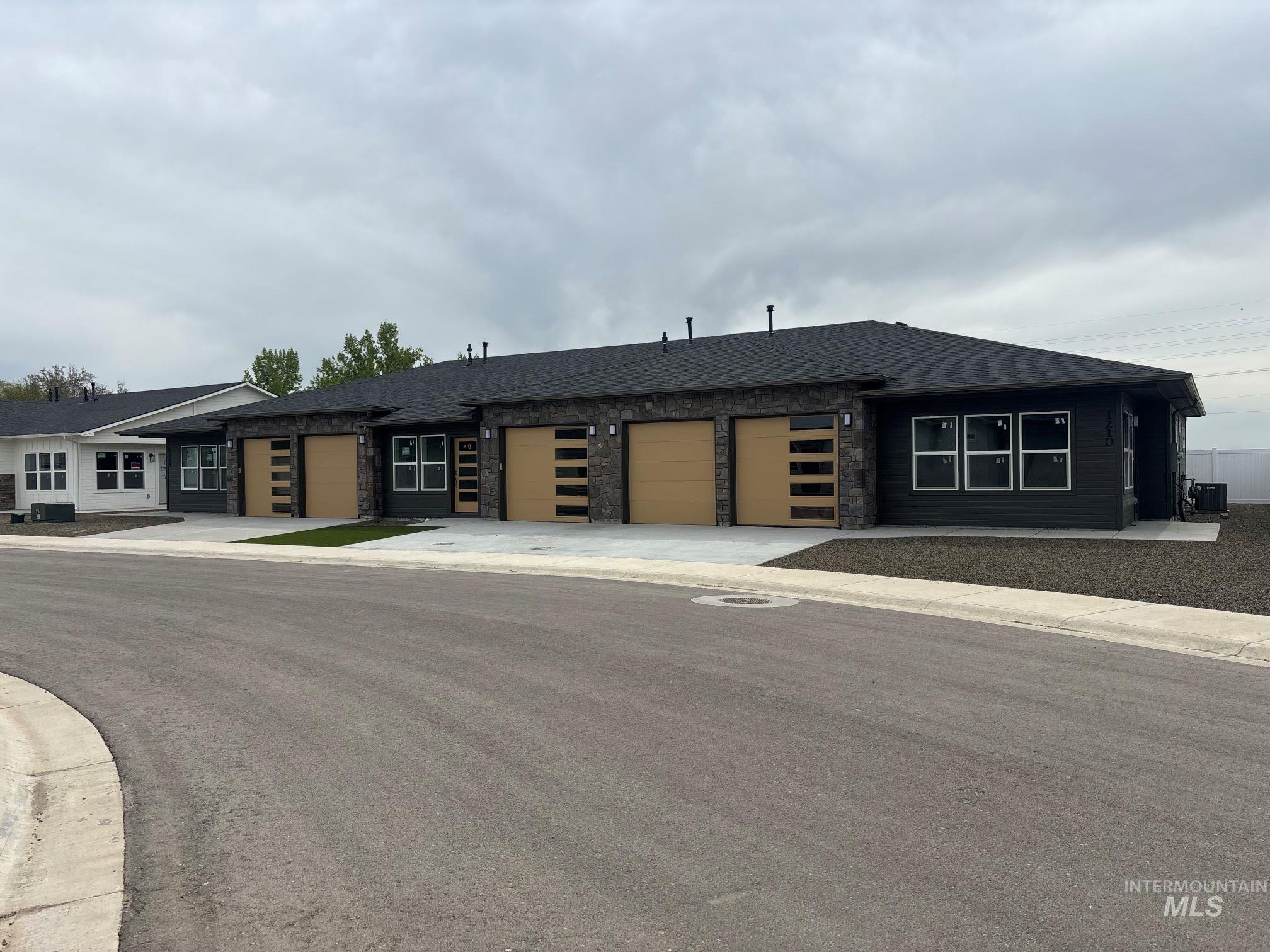 1212 Phillips Circle, Ontario, Oregon 97914-3905, 2 Bedrooms, 2 Bathrooms, Residential For Sale, Price $230,000,MLS 98970805