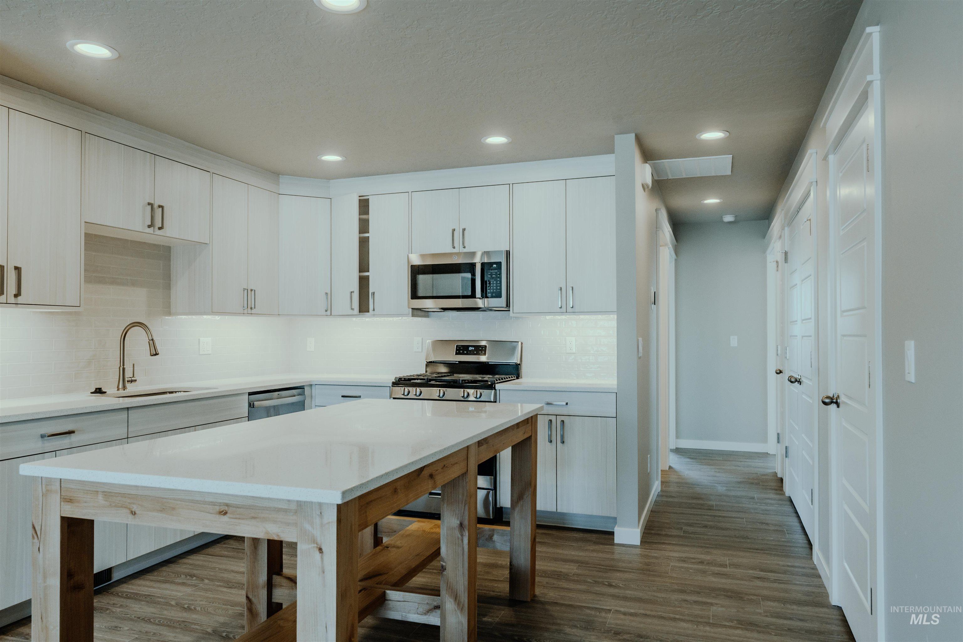 1212 Phillips Circle, Ontario, Oregon 97914-3905, 2 Bedrooms, 2 Bathrooms, Residential For Sale, Price $230,000,MLS 98970805