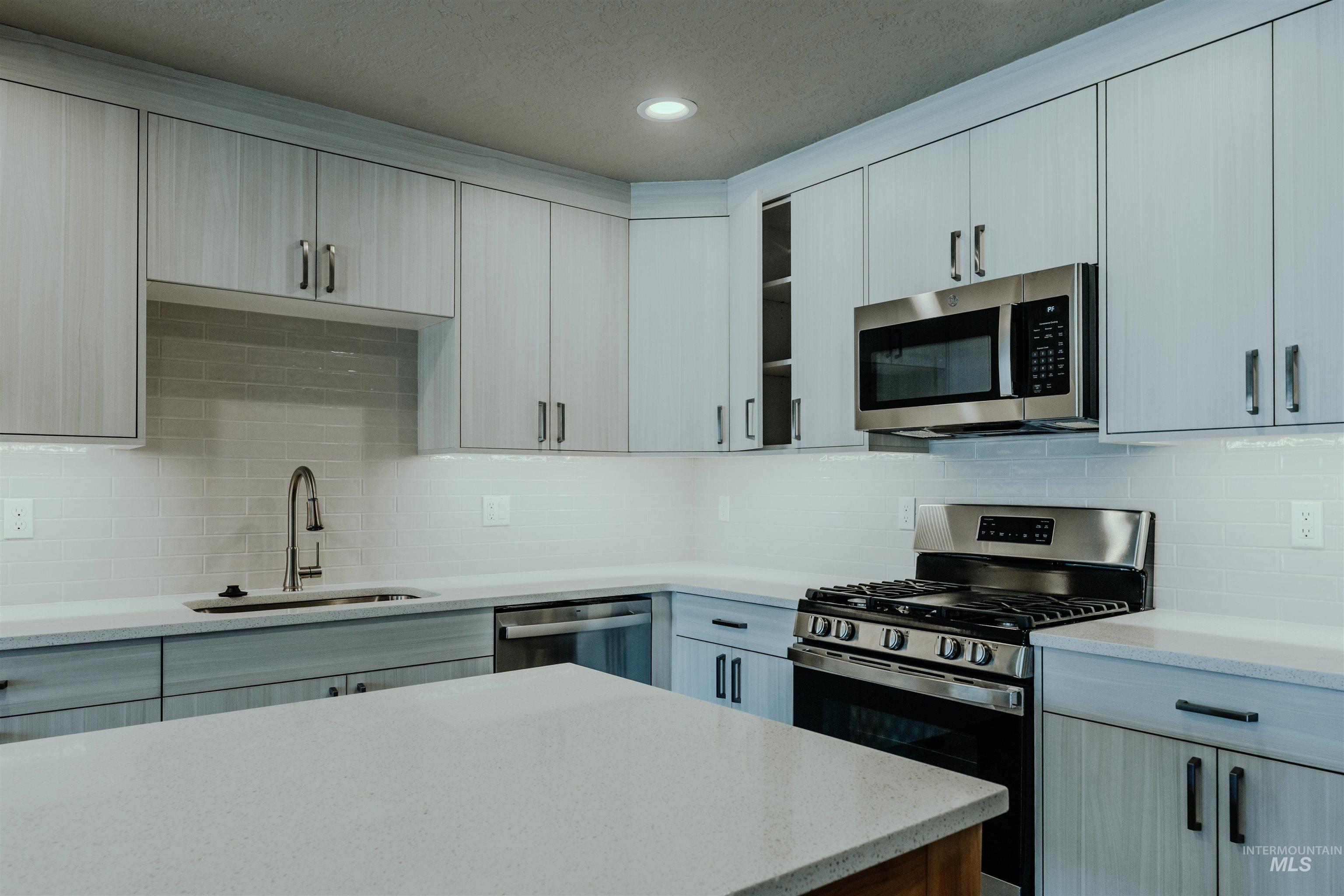 1212 Phillips Circle, Ontario, Oregon 97914-3905, 2 Bedrooms, 2 Bathrooms, Residential For Sale, Price $230,000,MLS 98970805