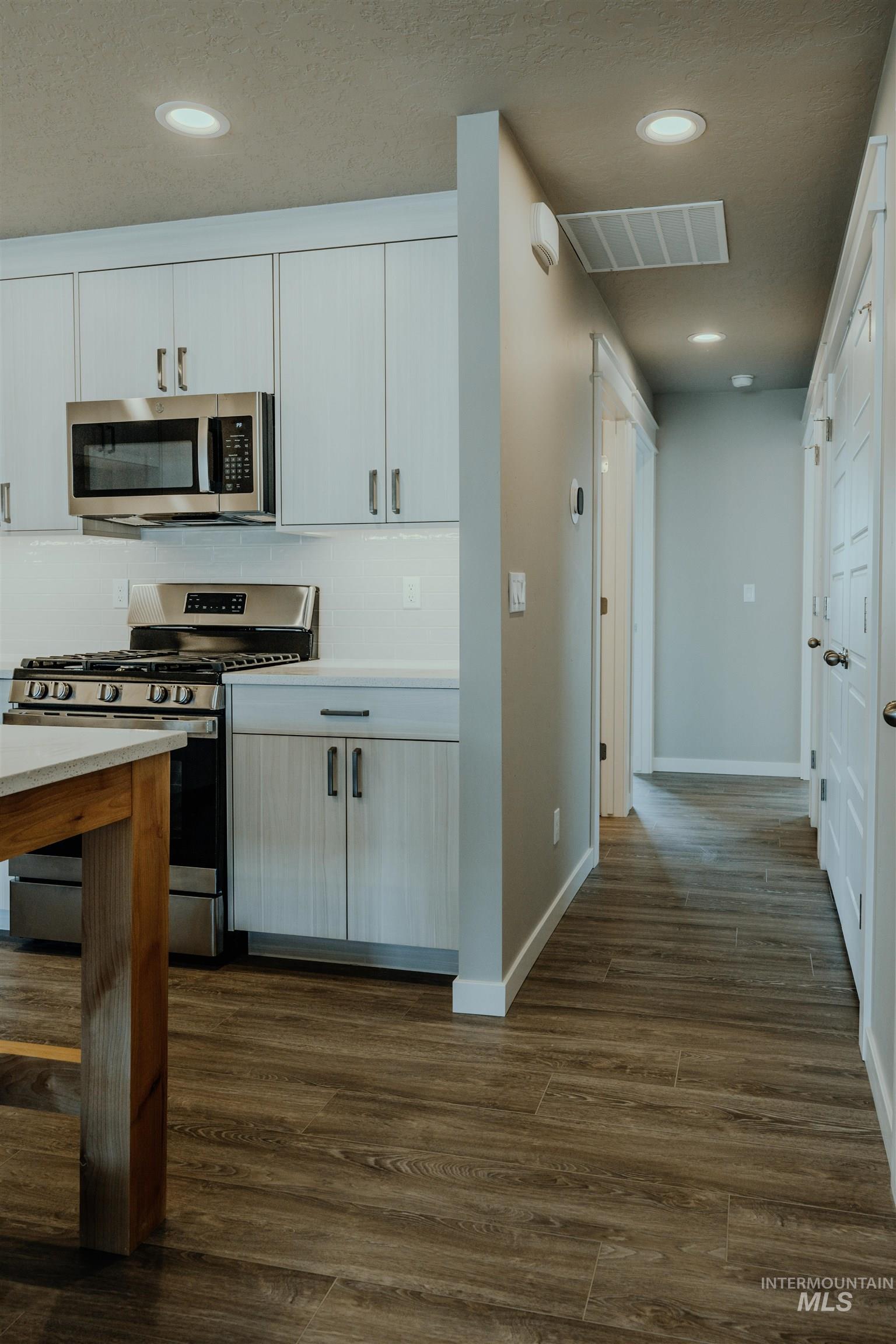 1212 Phillips Circle, Ontario, Oregon 97914-3905, 2 Bedrooms, 2 Bathrooms, Residential For Sale, Price $230,000,MLS 98970805