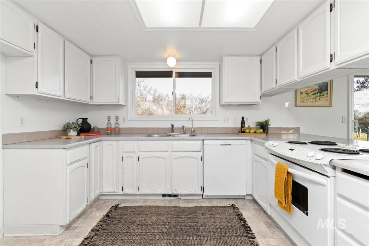 15750 Parkview Dr., Wilder, Idaho 83676, 4 Bedrooms, 2 Bathrooms, Residential For Sale, Price $1,100,000,MLS 98970842