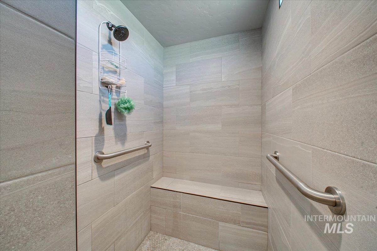 Full bathroom featuring a tile shower