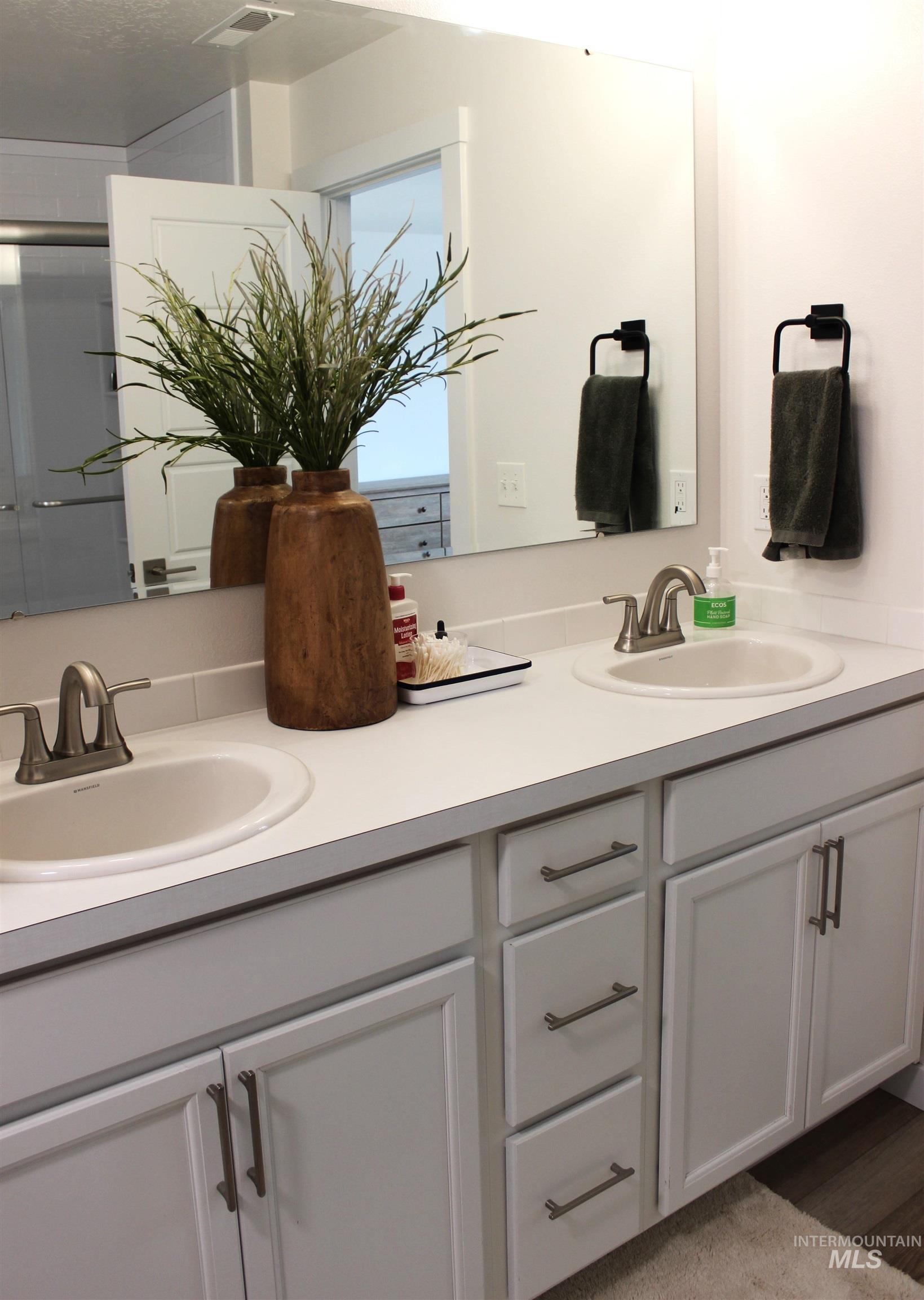 17271 N Wingtip Way, Nampa, Idaho 83687, 4 Bedrooms, 2 Bathrooms, Residential For Sale, Price $454,990,MLS 98970861