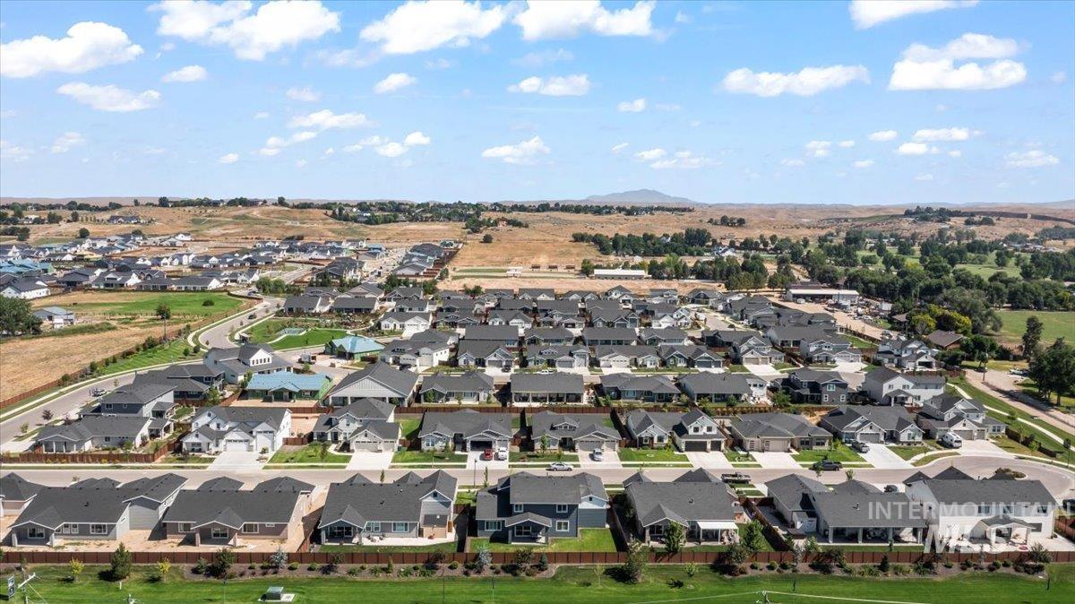 View of property location featuring nearby suburban area and mountains