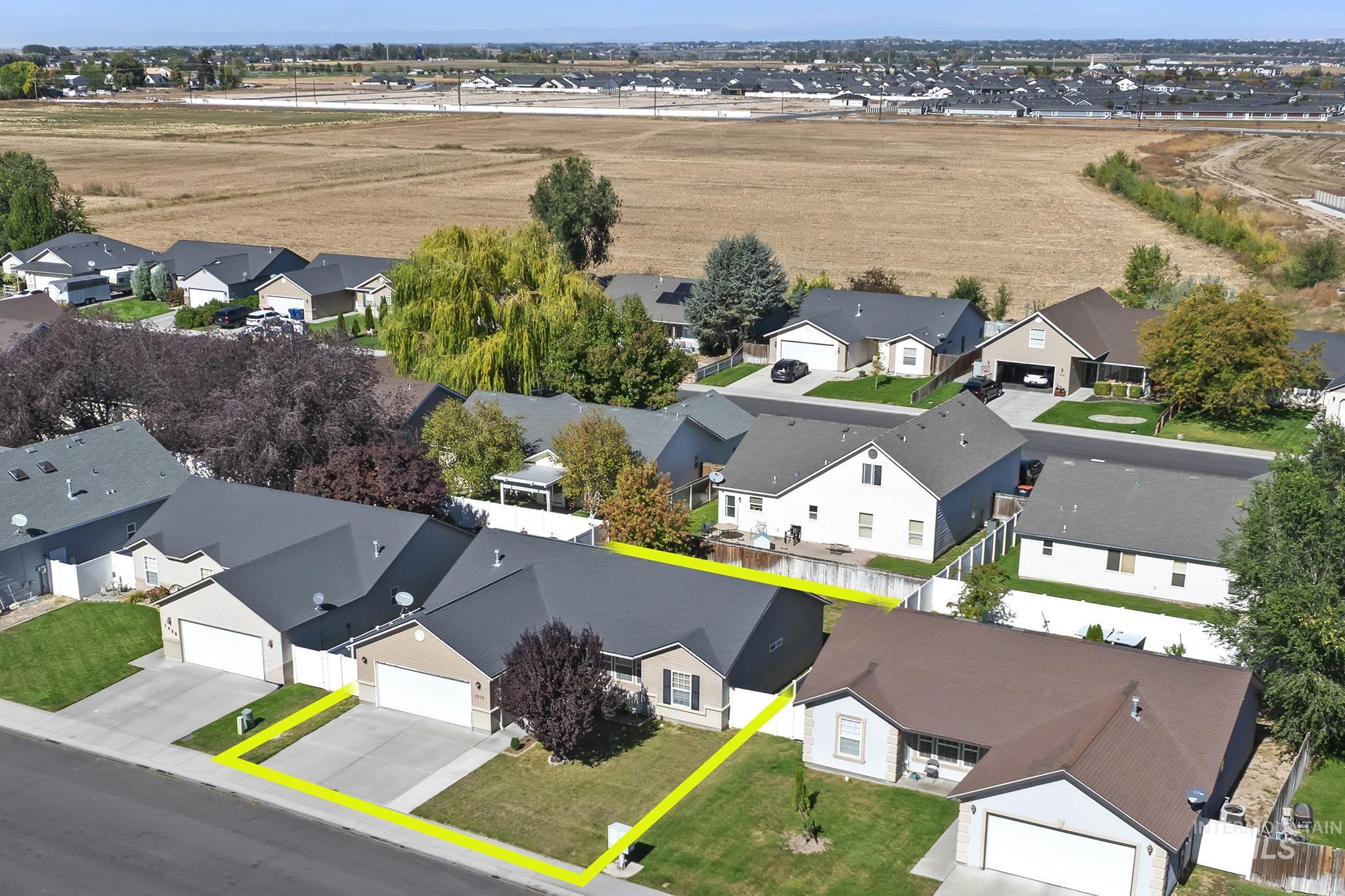 Aerial view of residential area featuring property parcel outlined