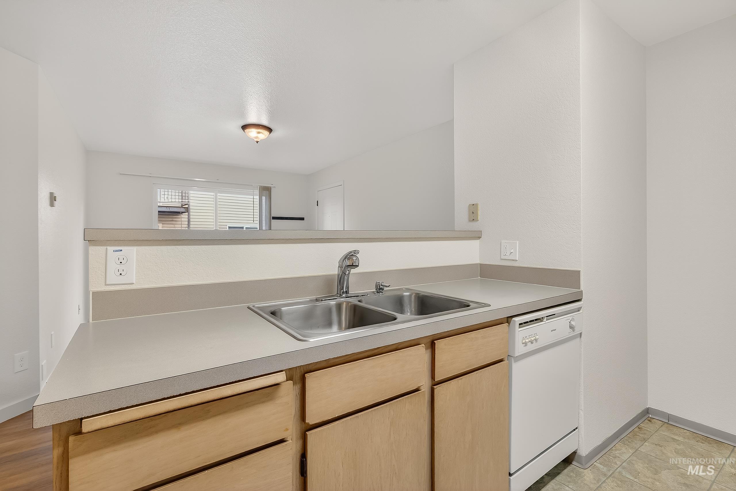 131 Baker #103, Moscow, Idaho 83843, 3 Bedrooms, 2 Bathrooms, Residential For Sale, Price $249,000,MLS 98970910