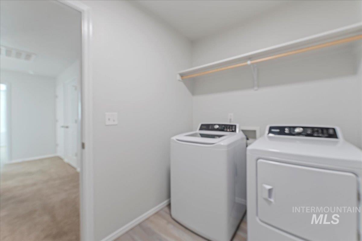 Washroom with independent washer and dryer