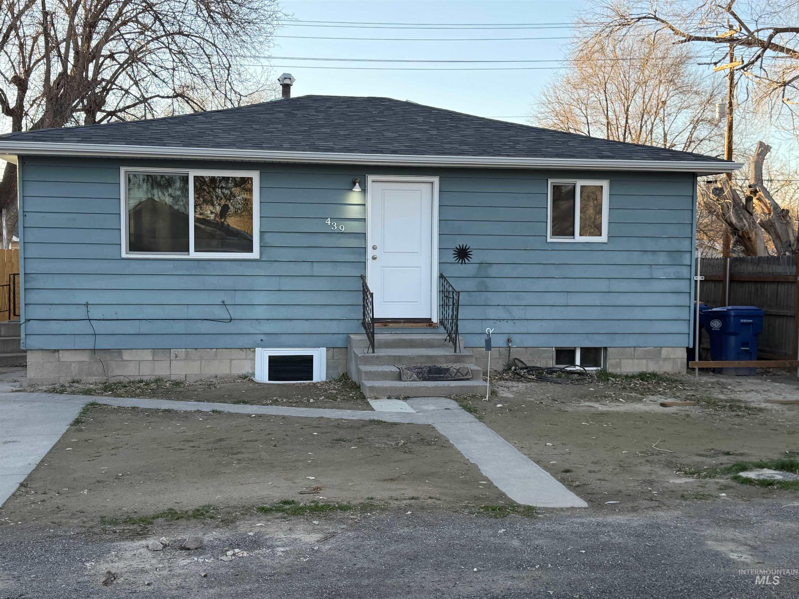 Ranch-style house with roof with shingles